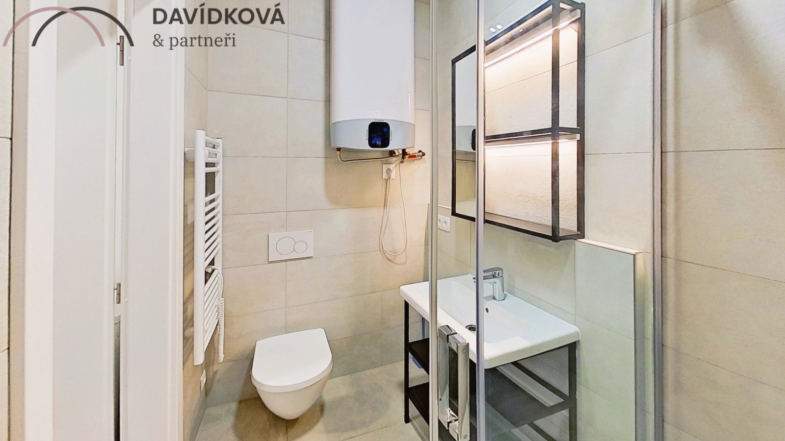 Koupelna se sprchovým koutem a toaletou