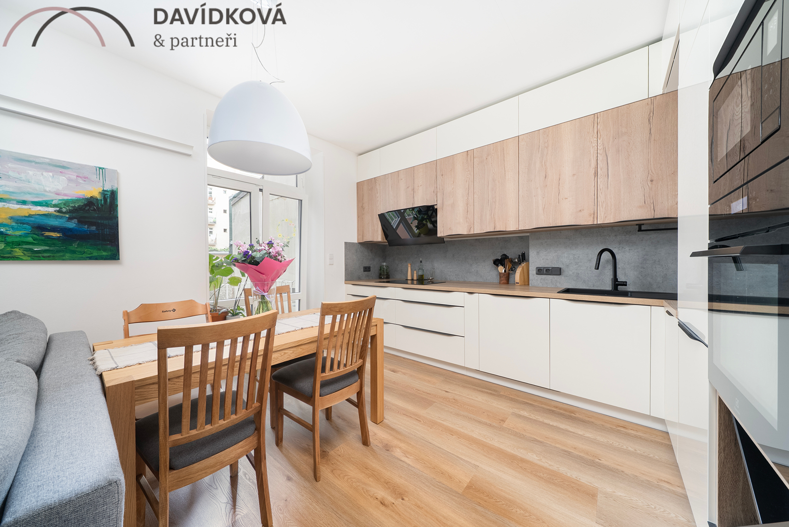 kuchyně s obývacím pokojem a balkonem do vnitrobloku
