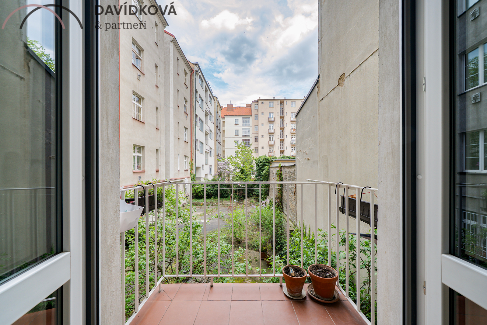 balkon s výhledem do vnitrobloku