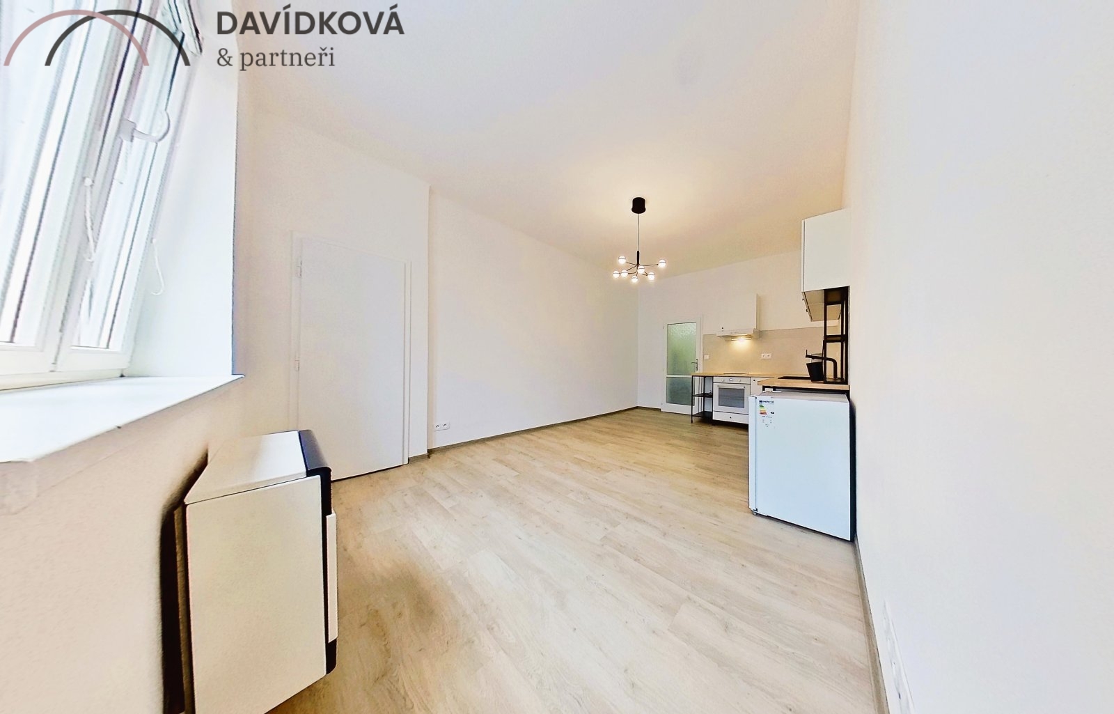 Obytná místnost s kuchyňským koutem