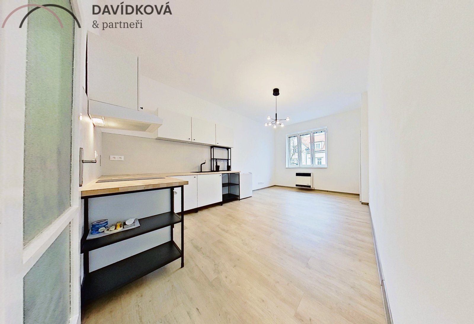 Obytná místnost s kuchyňským koutem