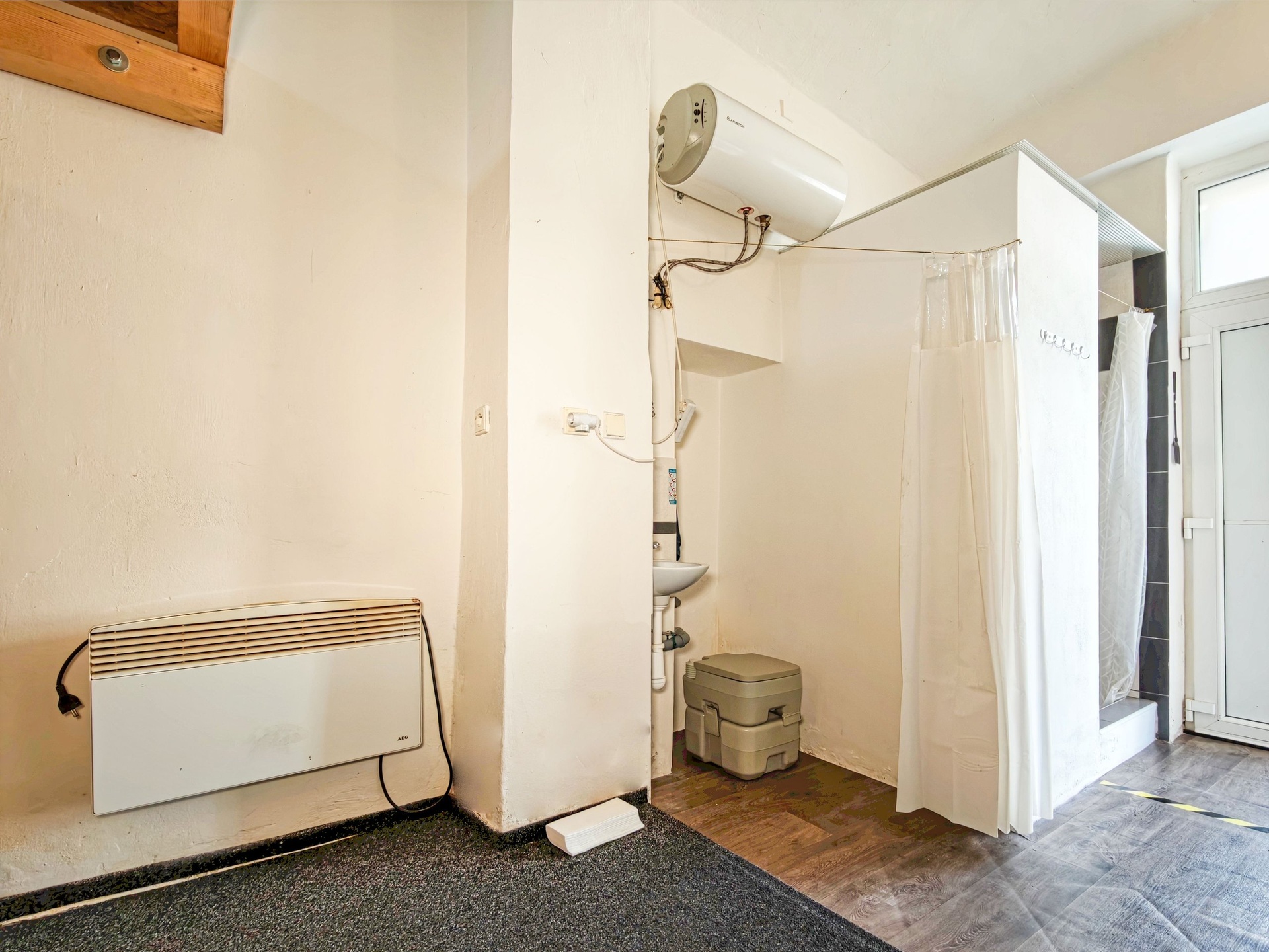 Pronájem ateliéru s obytným patrem 19 m&sup2;, Par