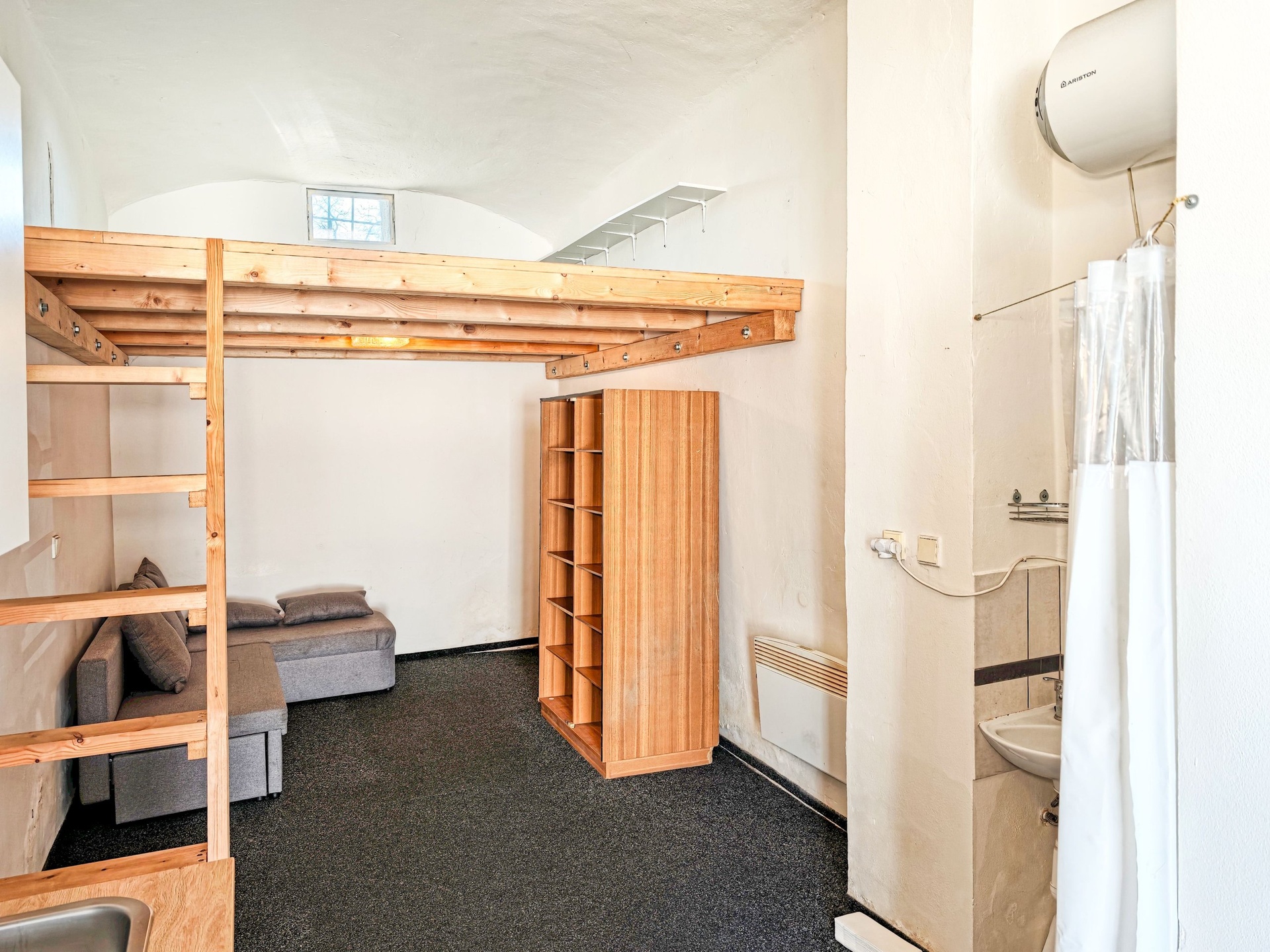 Pronájem ateliéru s obytným patrem 19 m&sup2;, Par