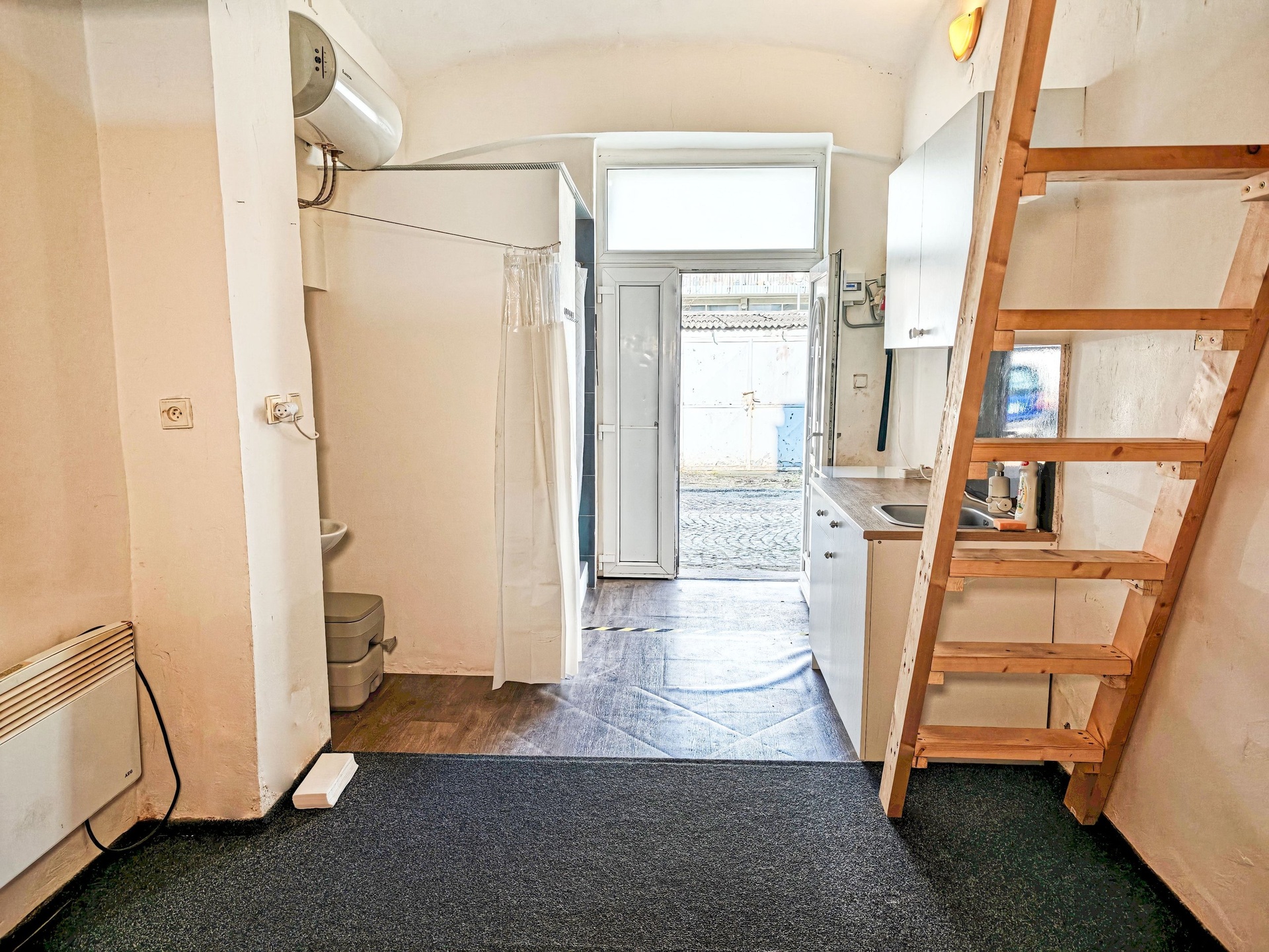 Pronájem ateliéru s obytným patrem 19 m&sup2;, Par