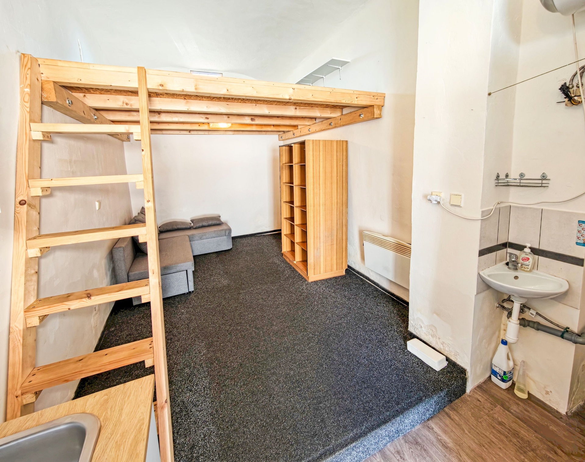 Pronájem ateliéru s obytným patrem 19 m&sup2;, Par