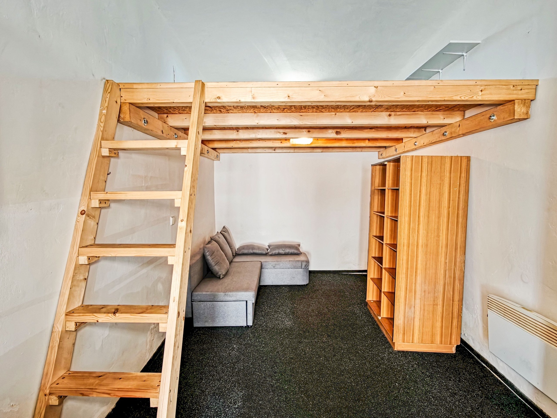 Pronájem ateliéru s obytným patrem 19 m&sup2;, Par