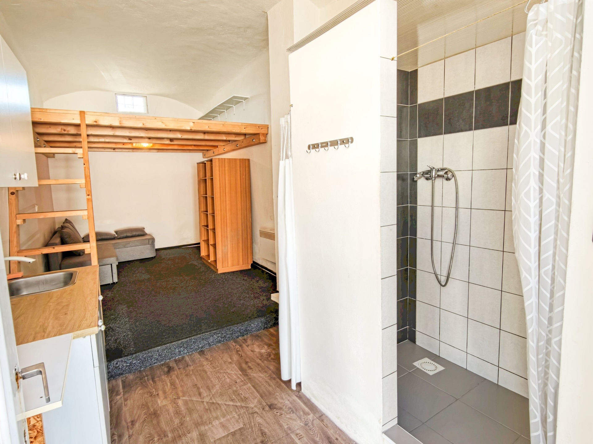 Pronájem ateliéru s obytným patrem 19 m&sup2;, Par