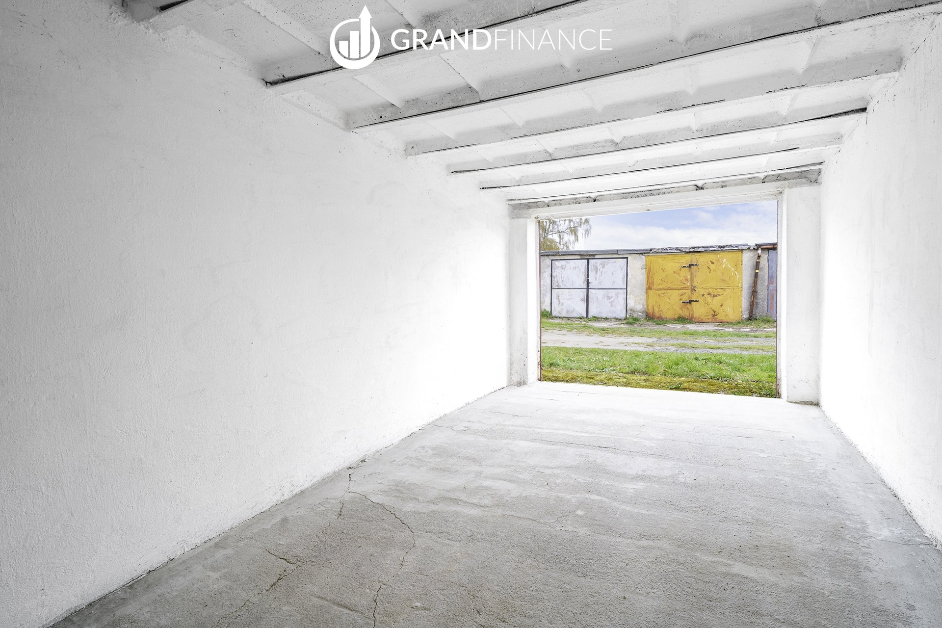 Interiér garáže – pohled ven