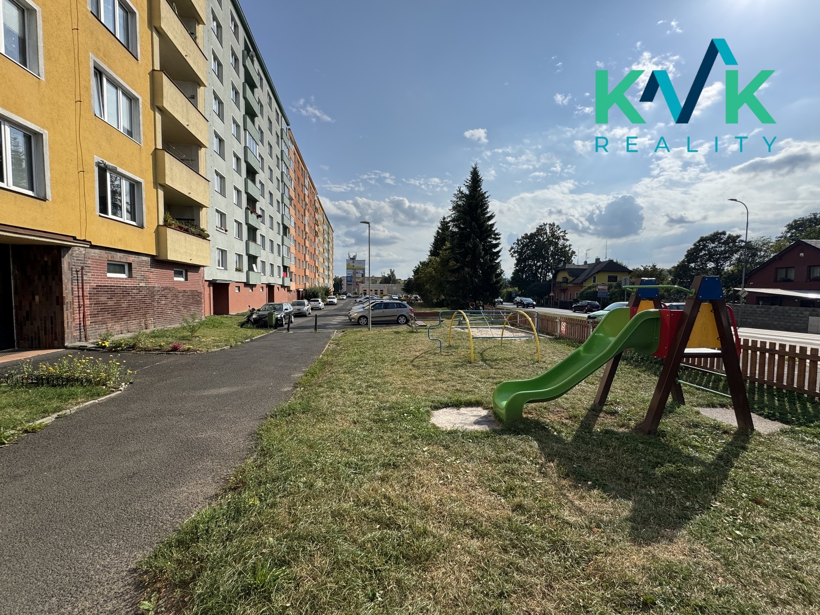 Dětské hřiště u předního bezbariérového vchodu
