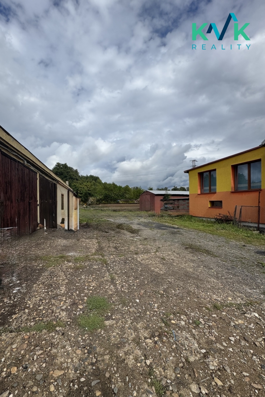 Pohled na nádvoří a zadní část