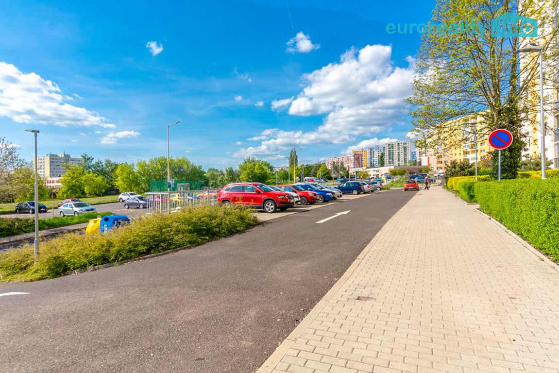 parkoviště před domem