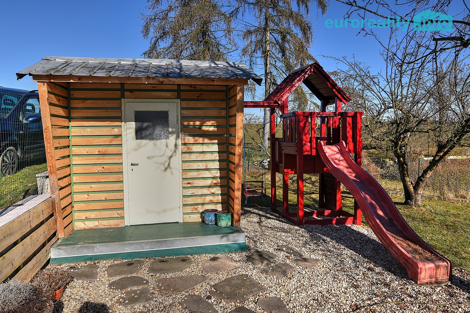 Dětské hřiště a zahradní domek