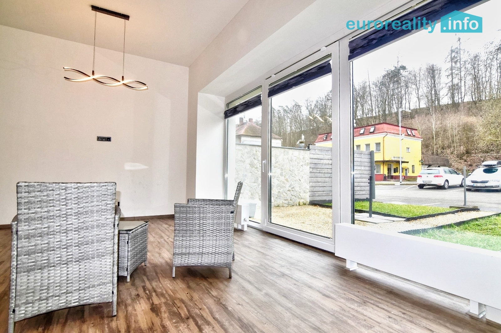 Kuchyň s jídelnou a obývacím pokojem