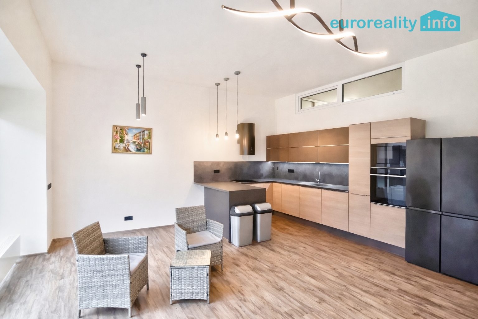 Kuchyň s jídelnou a obývacím pokojem