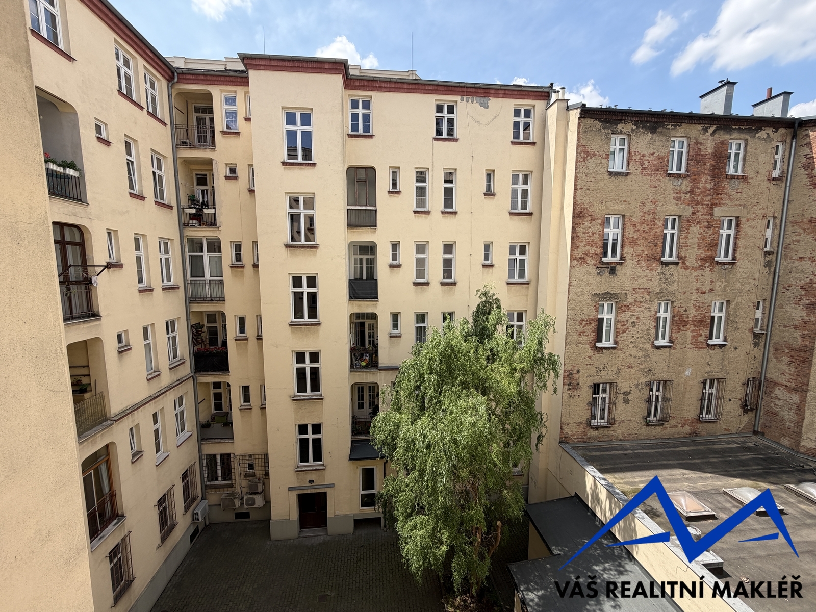 výhled do dvora