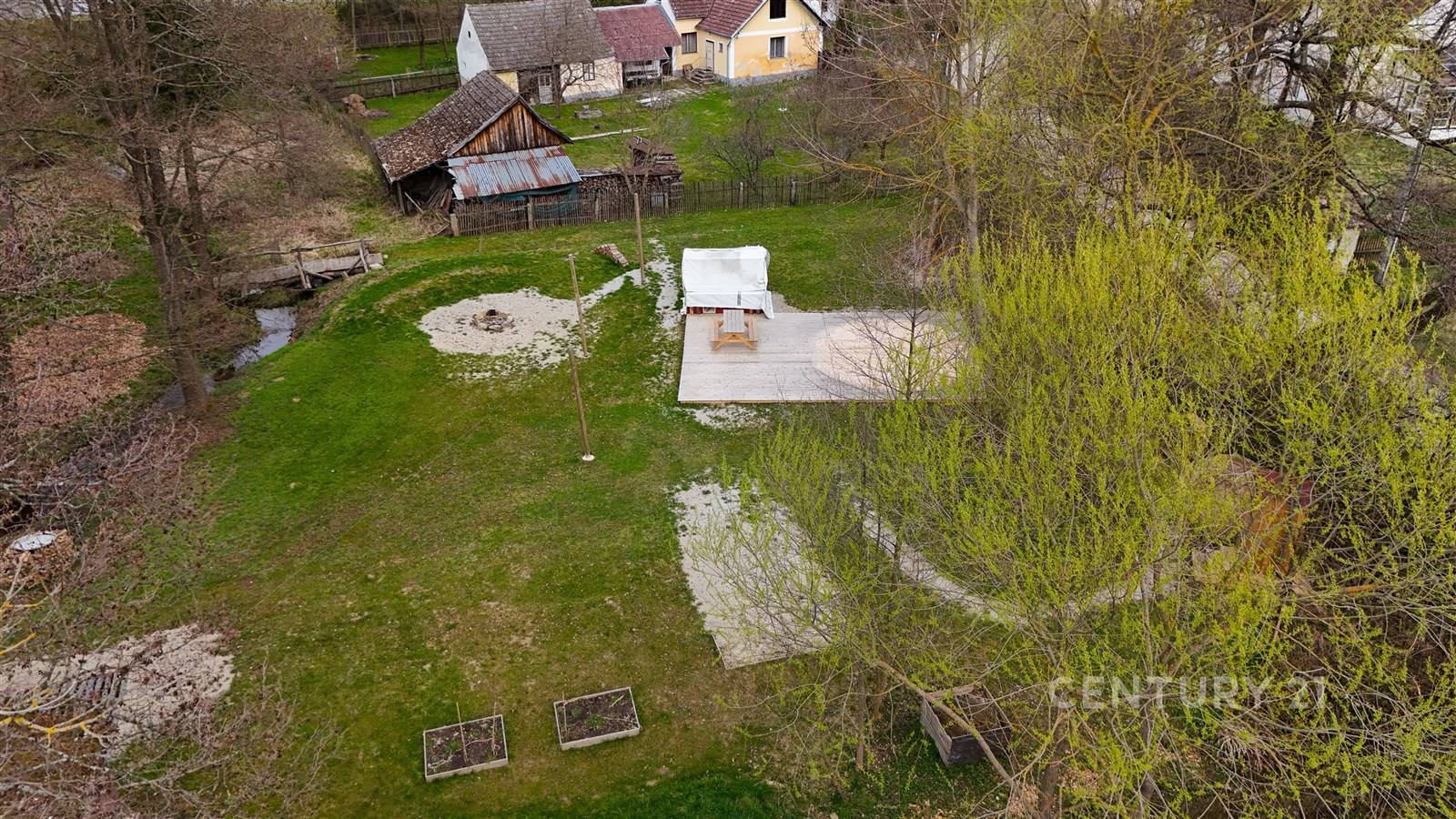 Velká zahrada s travnatým povrchem a pergolou, ideální pro rodinné aktivity. Klidná lokalita obklopená přírodou a vzrostlými stromy.