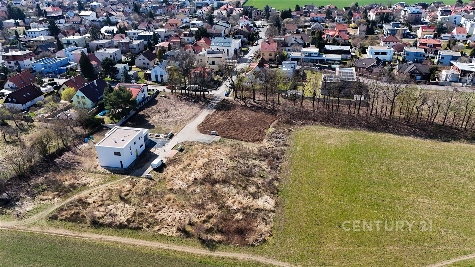 Stavební pozemek s nerozvinutým terénem, připraven