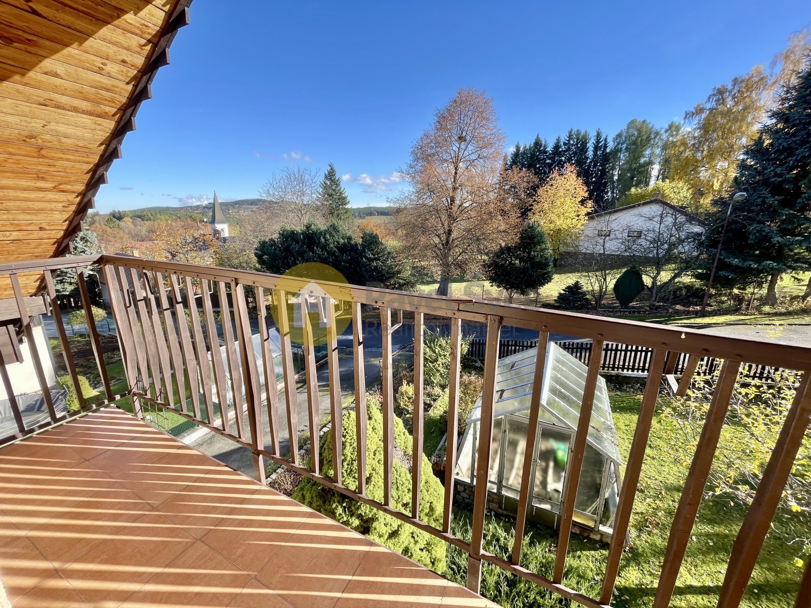 Pohled z balkonu do okolí a obec (balkon na jih)