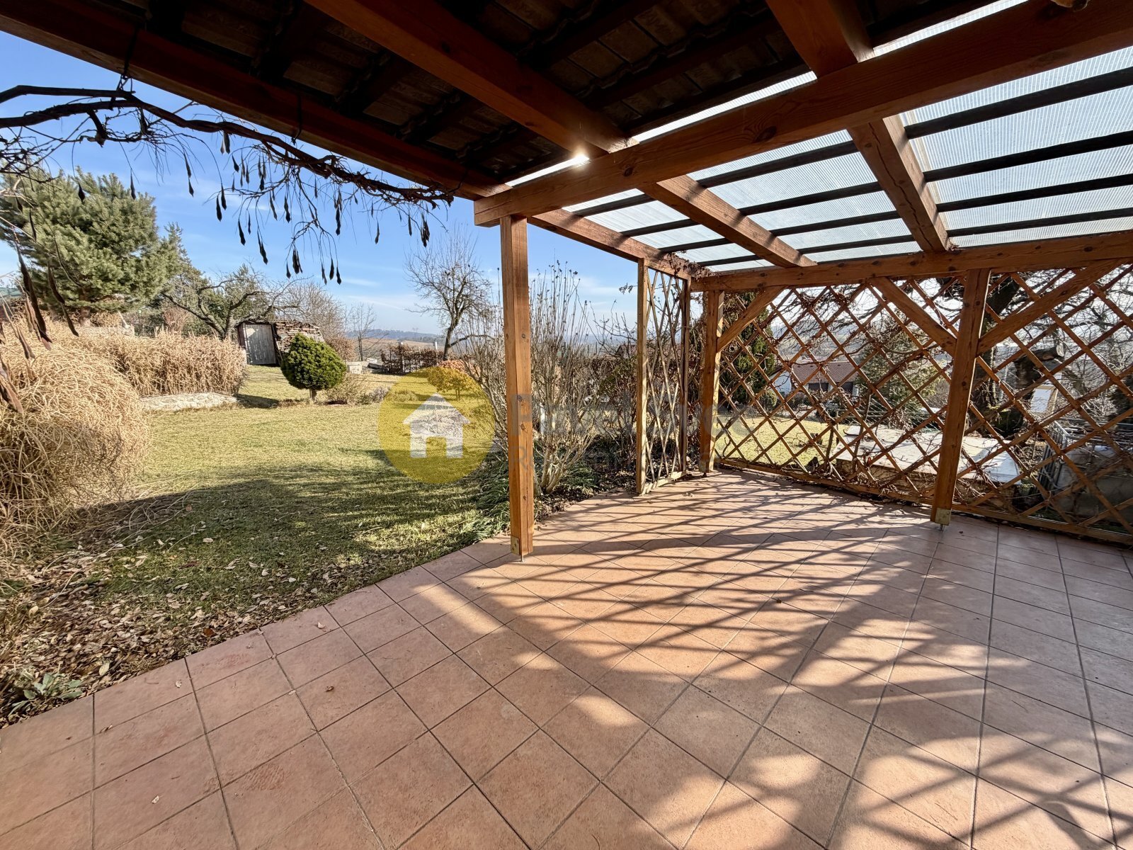 Venkovní kryté posezení, s ohništěm, udírnou