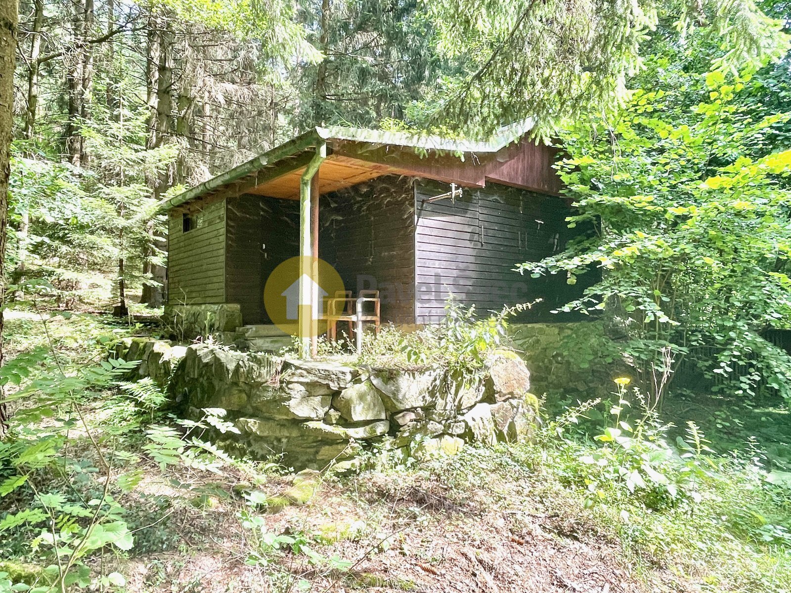 Chata před úklidem okolí