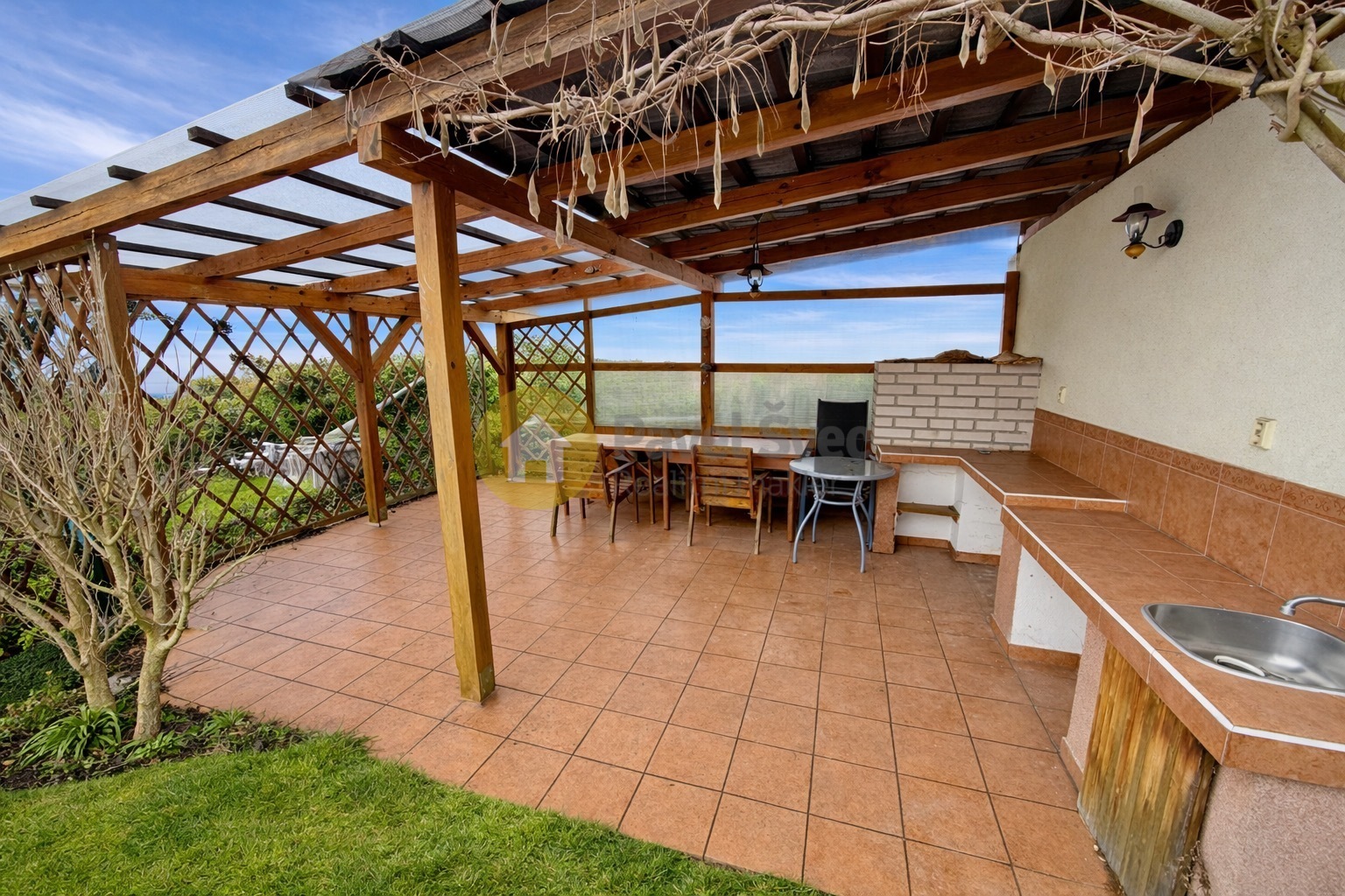 Venkovní kryté posezení, s ohništěm, udírnou