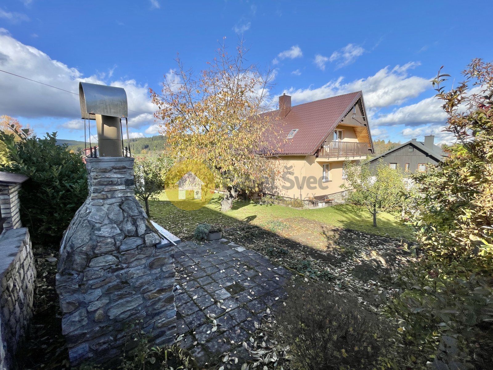 Pohled na dům - posezení a krb