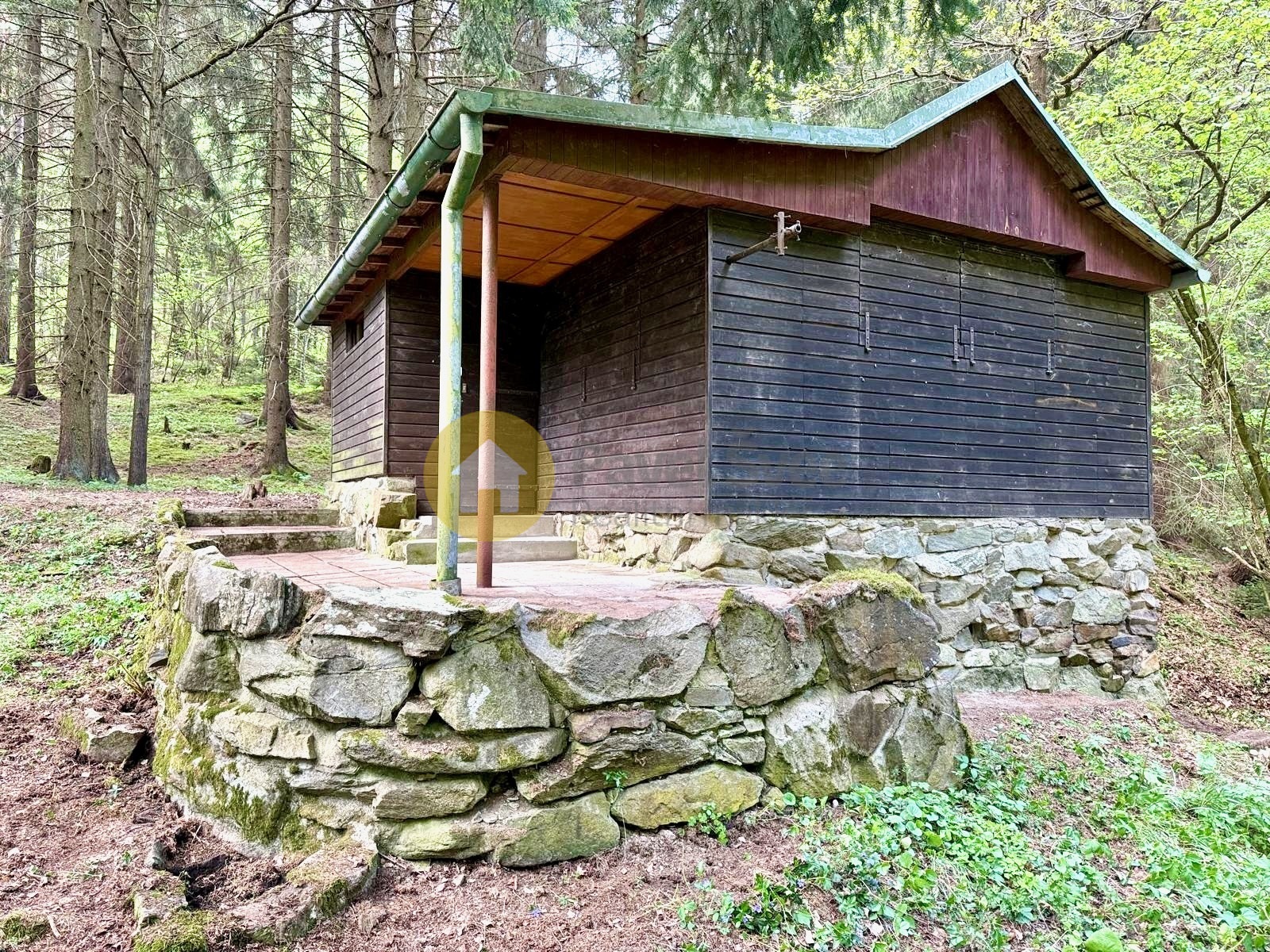 Pohled na chatu od potoka