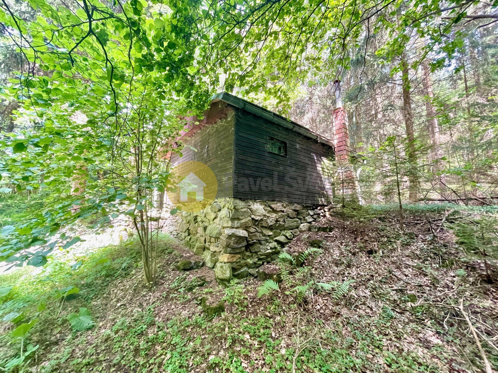 Pohled na chatu a okolí