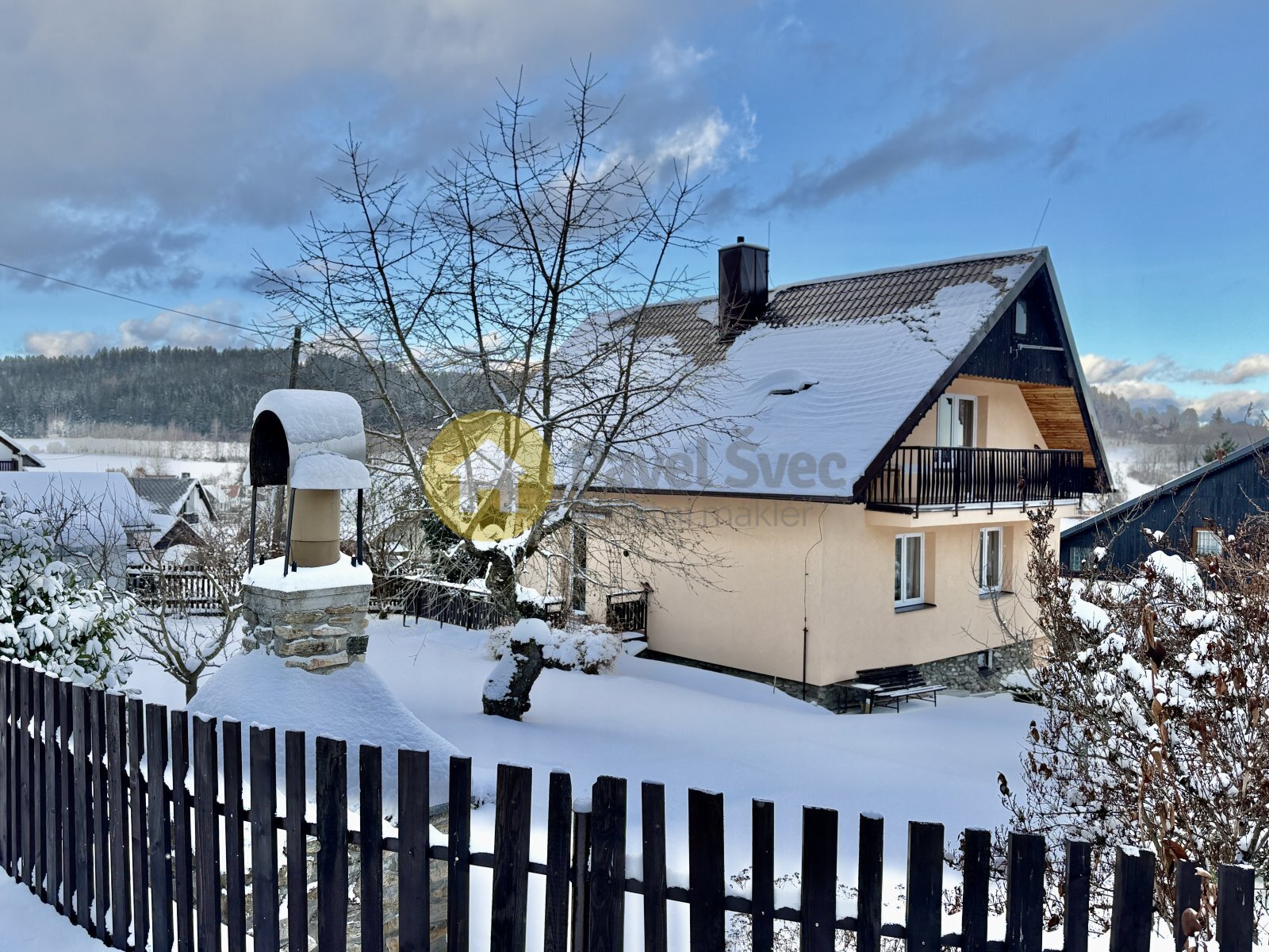 Pohled na dům v zimě