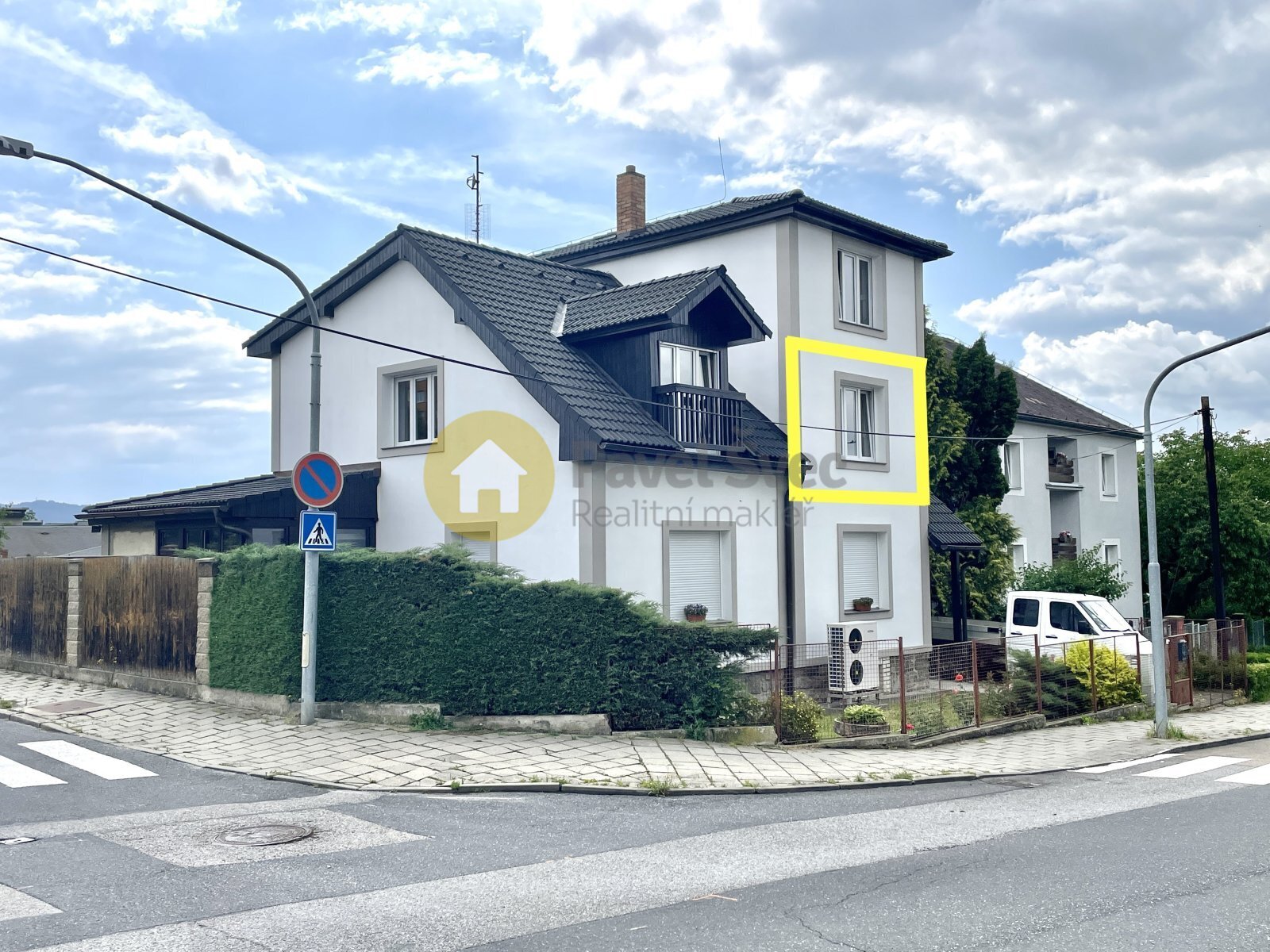 Pohled na dům s vyznačením okna bytu