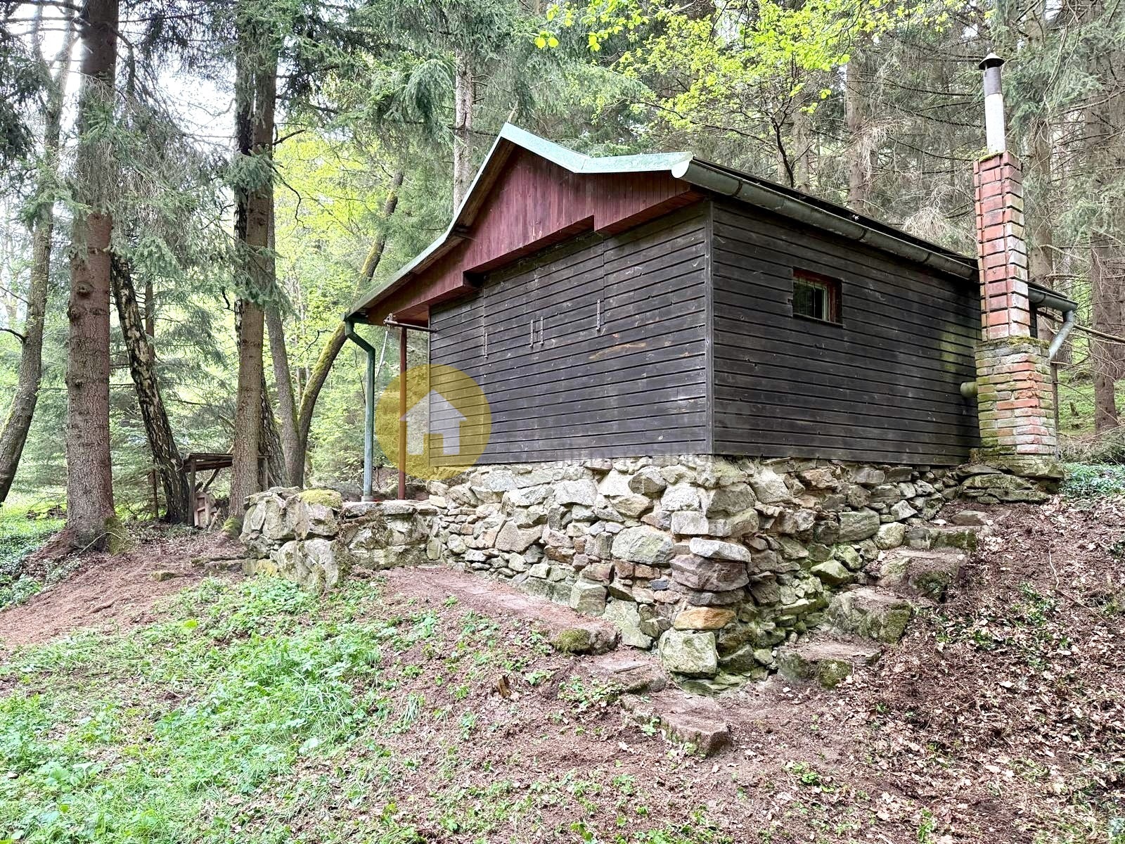 Pohled na chatu a okolí