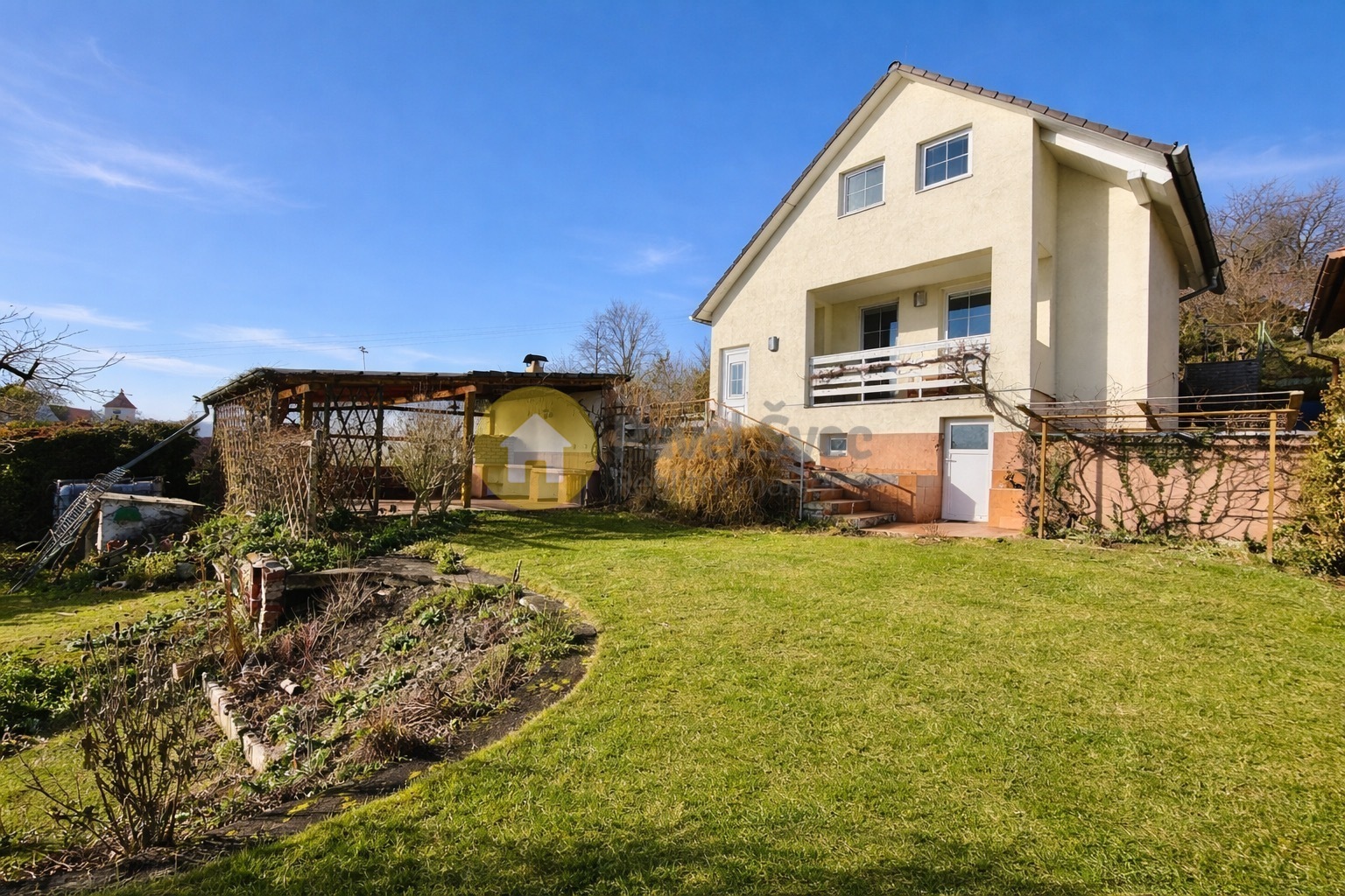 Pohled na dům s pozemkem před