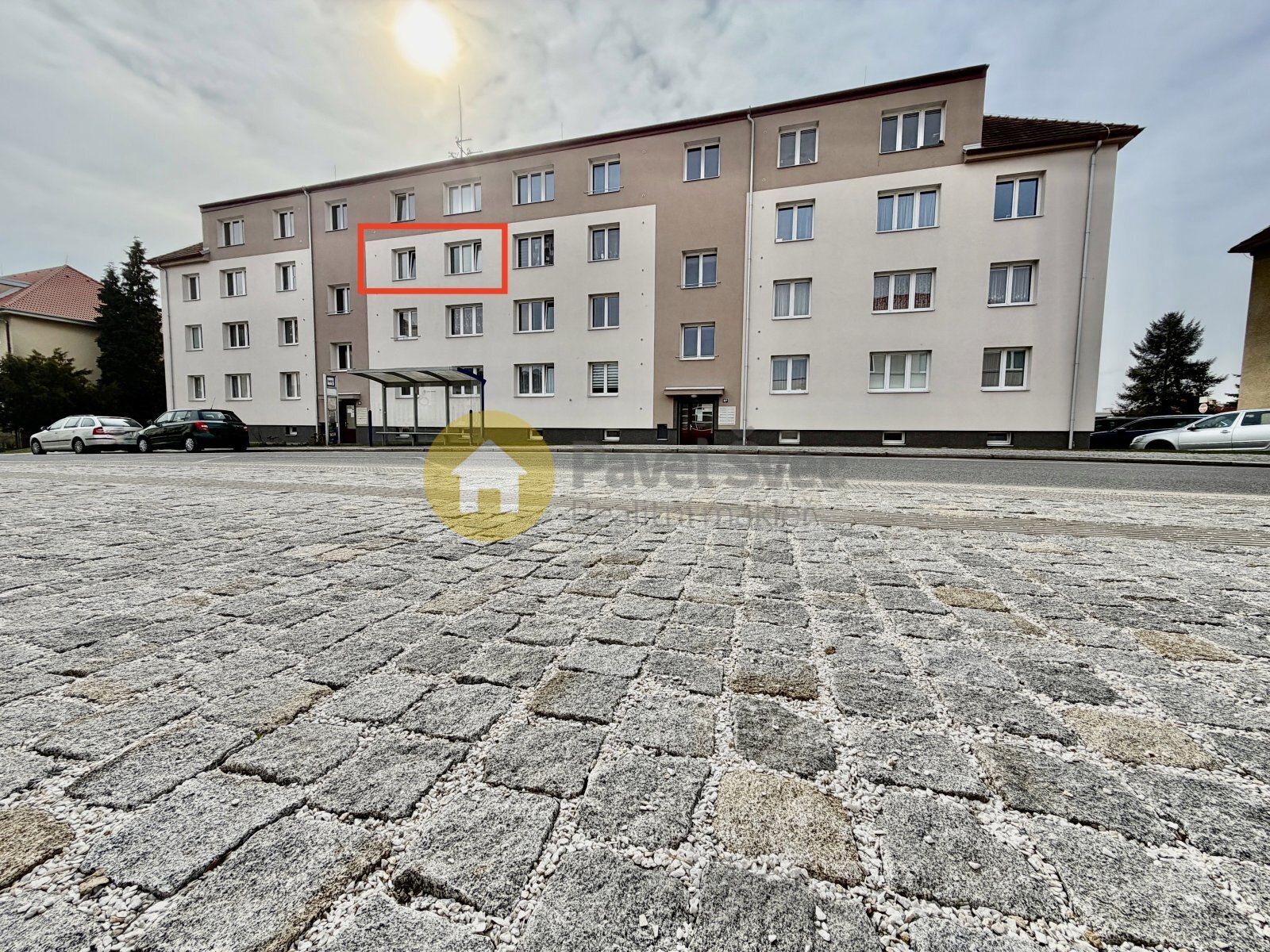 Poled na dům z ulice - okna v kuchyně a pokoje č. 2 - ložnice