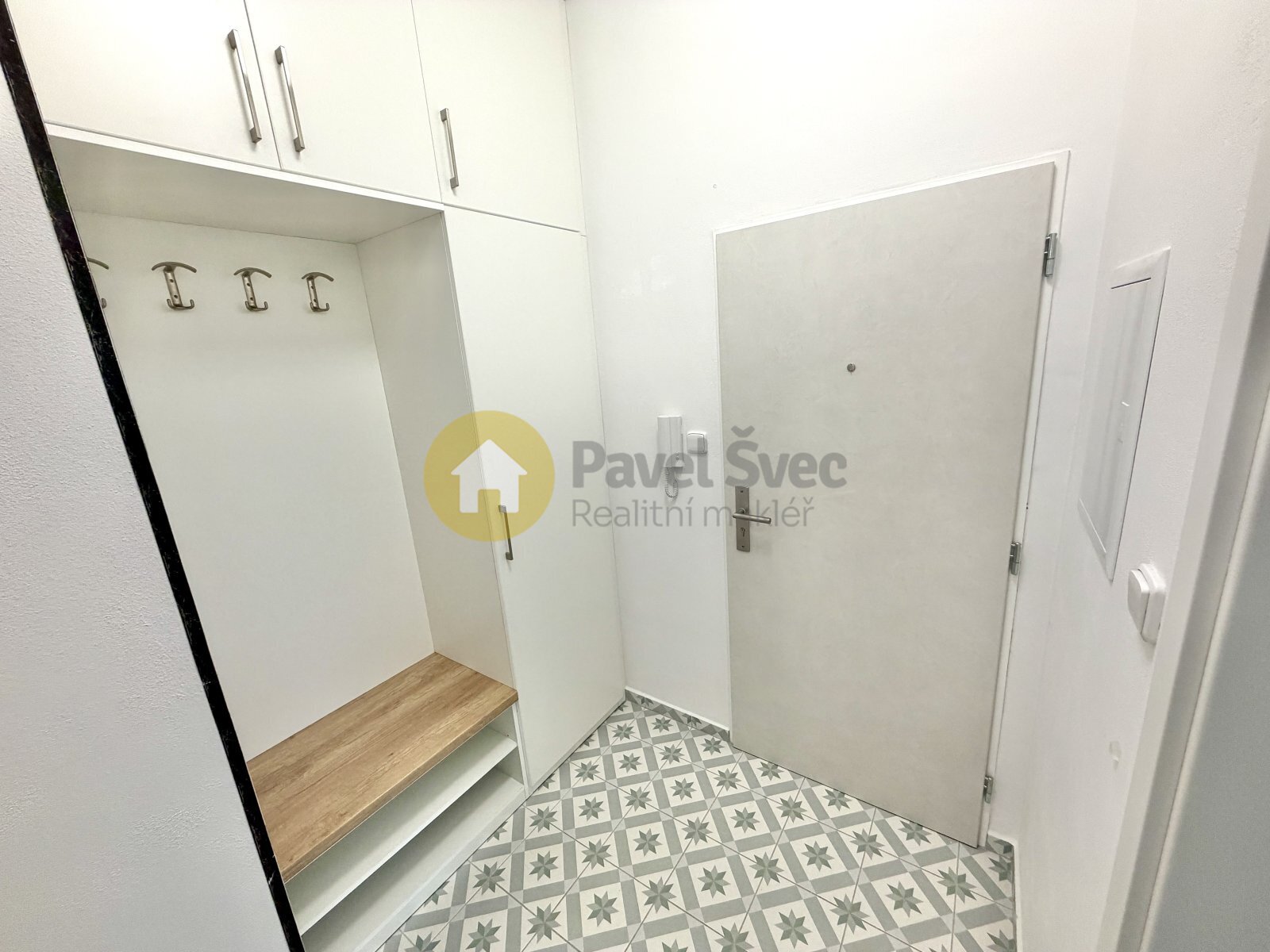 Chodba bytu s botníkem a šatní skříní