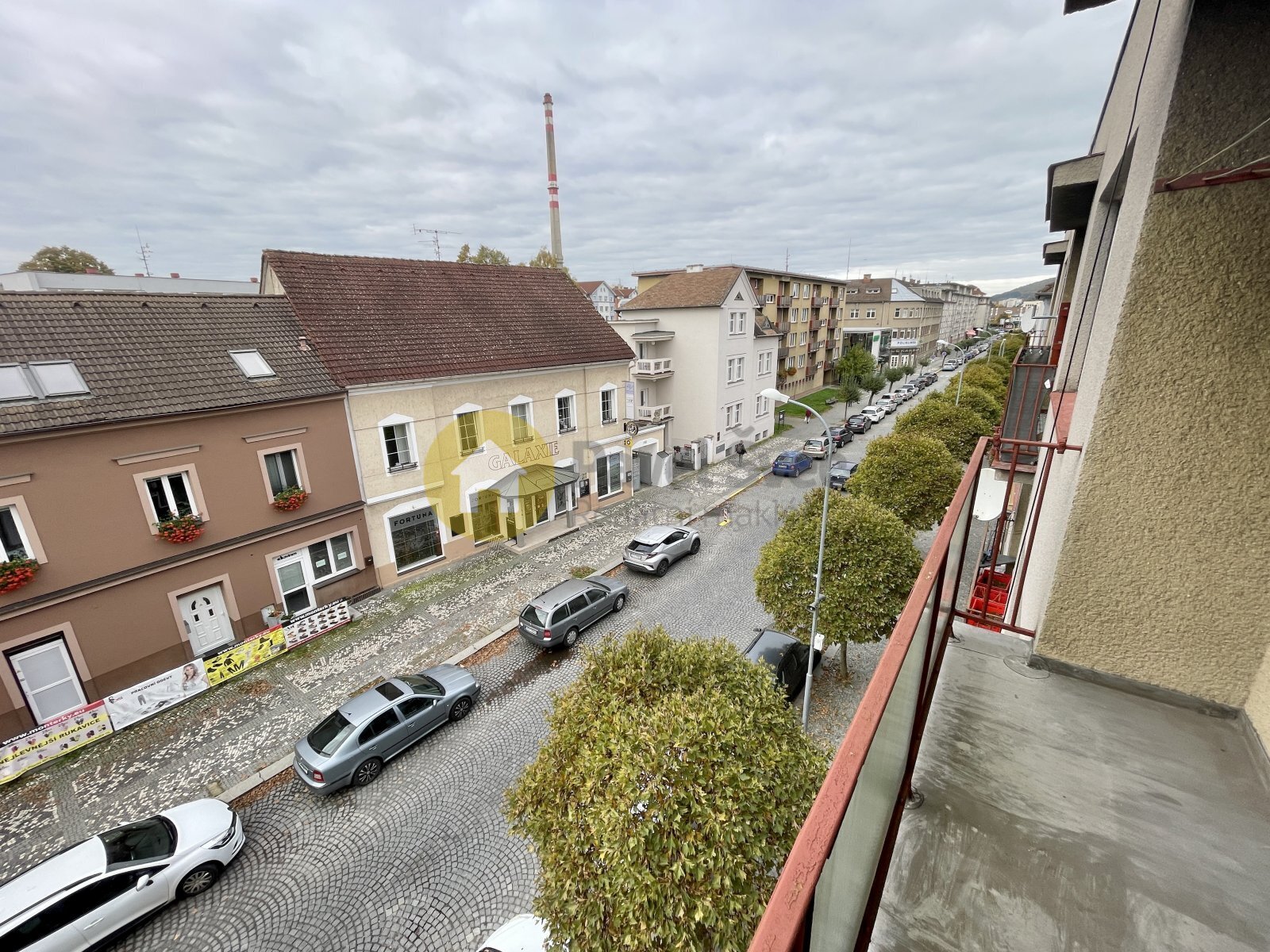 Pohled z balkonu na ulici Bezděkovská