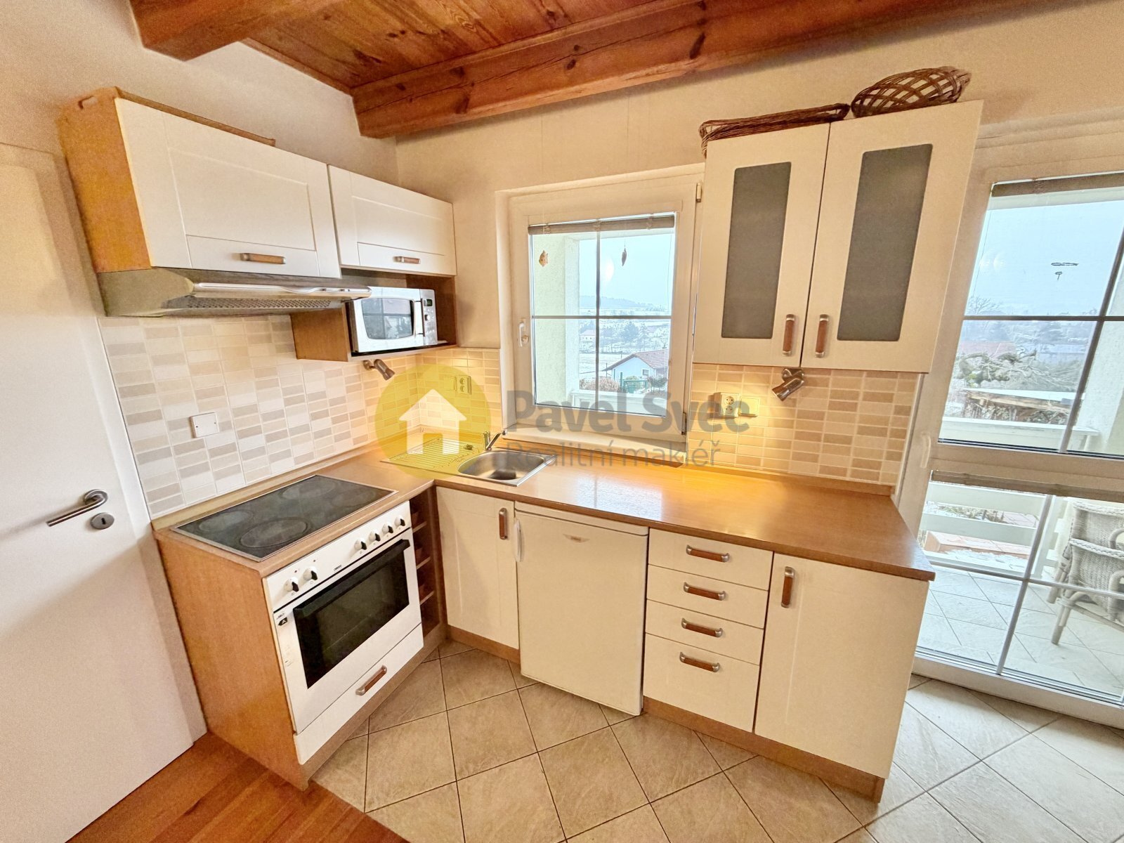 Obytná místnost v přízemí - kuchyňský kout s oknem