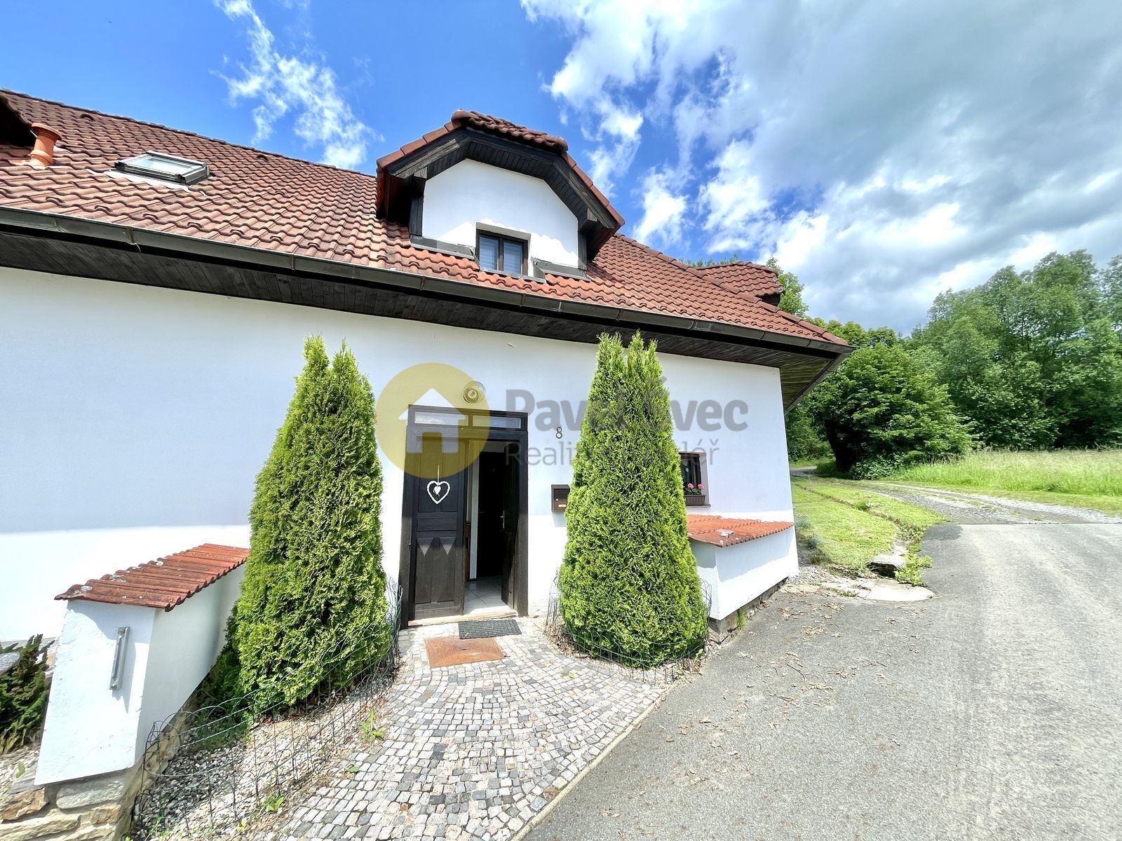 Pohled na dům, hlavní vstup