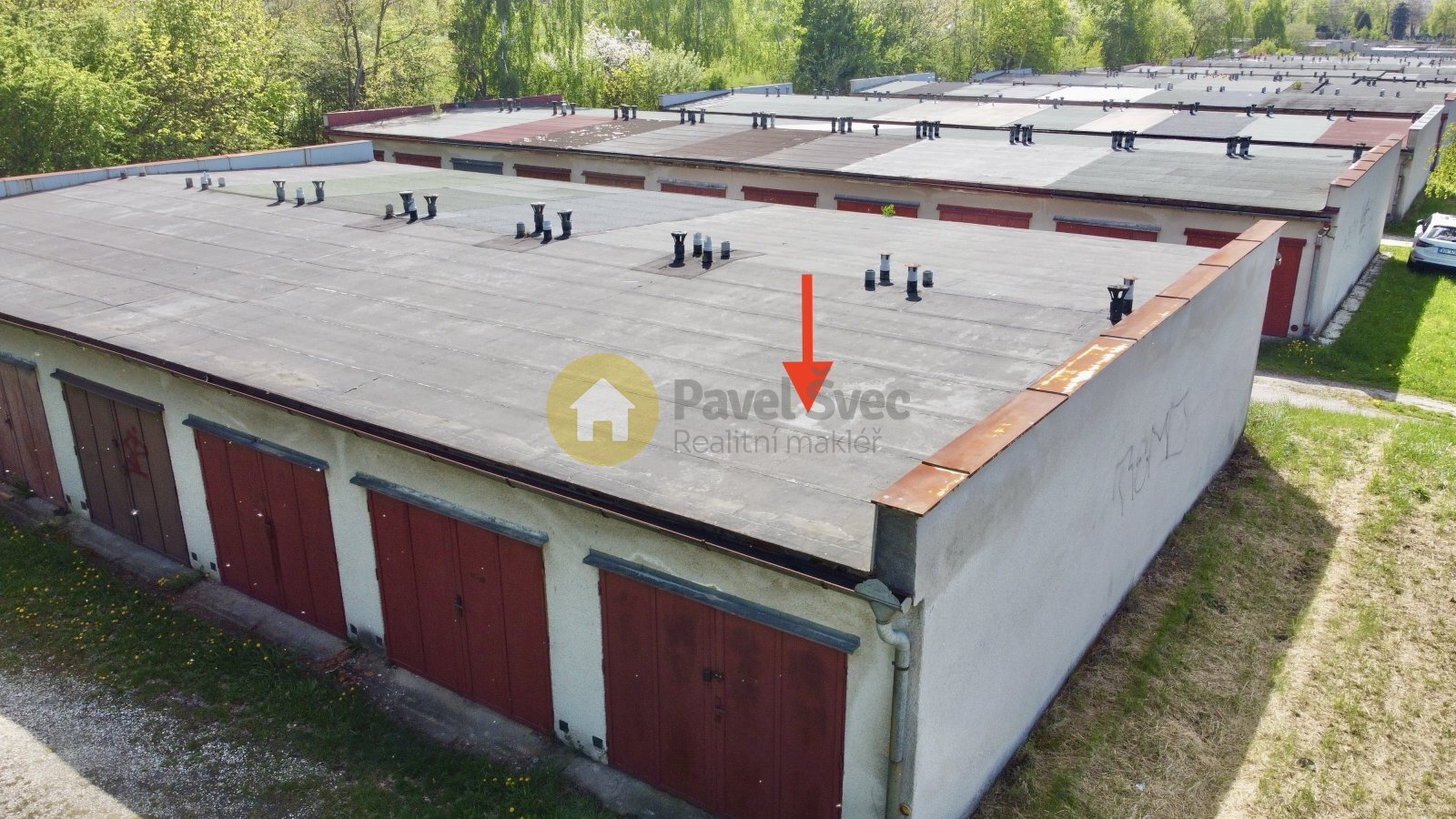 Pohled na garáž - střecha