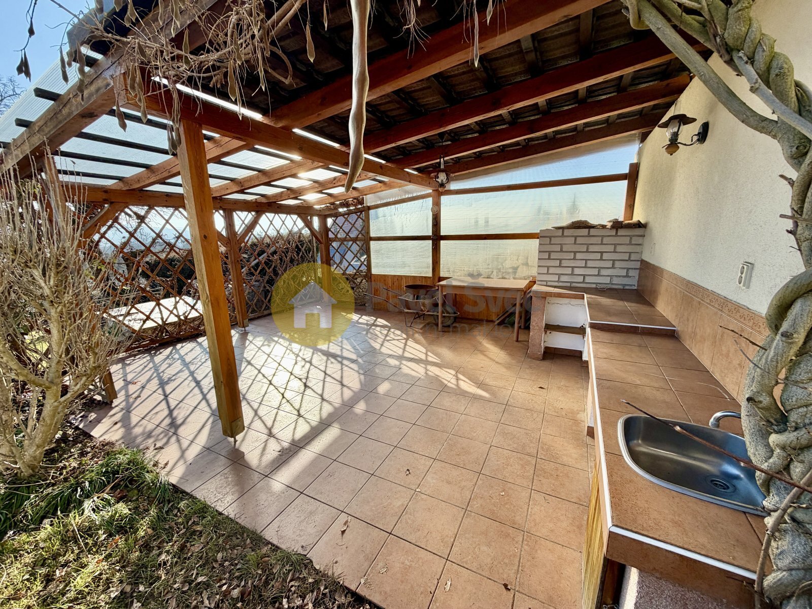 Venkovní kryté posezení, s ohništěm, udírnou