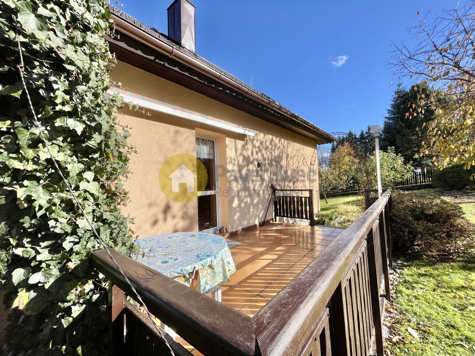 Pohled na terasu (západní strana domu)