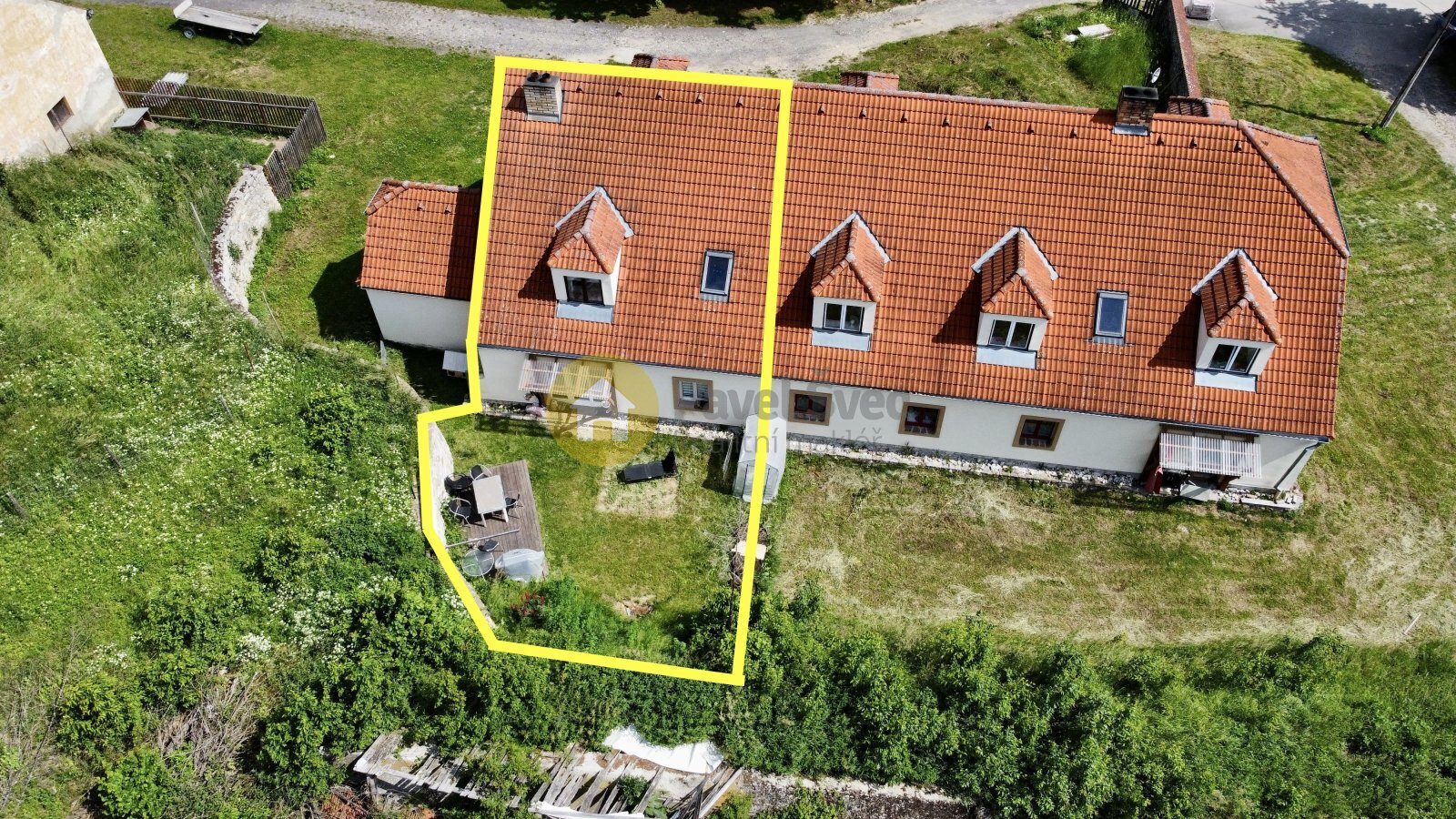 Pohled na dům a vyznačení terasy