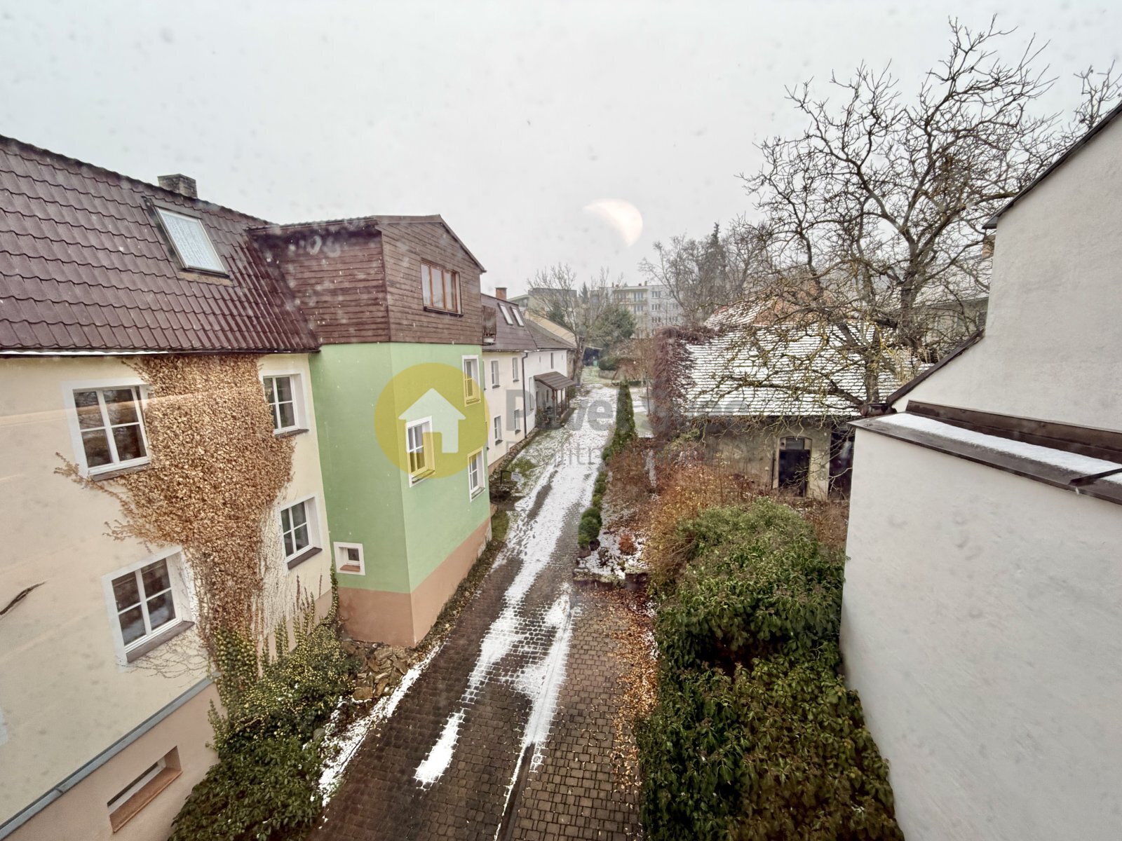 Pohled z pokoje č. 1 s kuchyňským koutem - do dvora