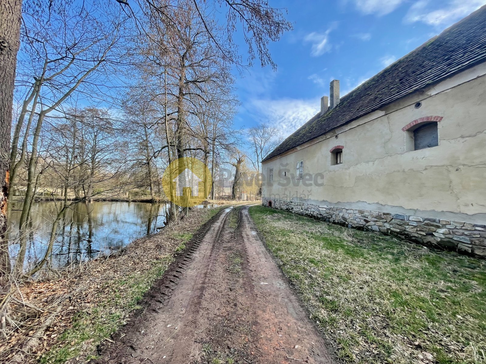 Cesta kolem domu