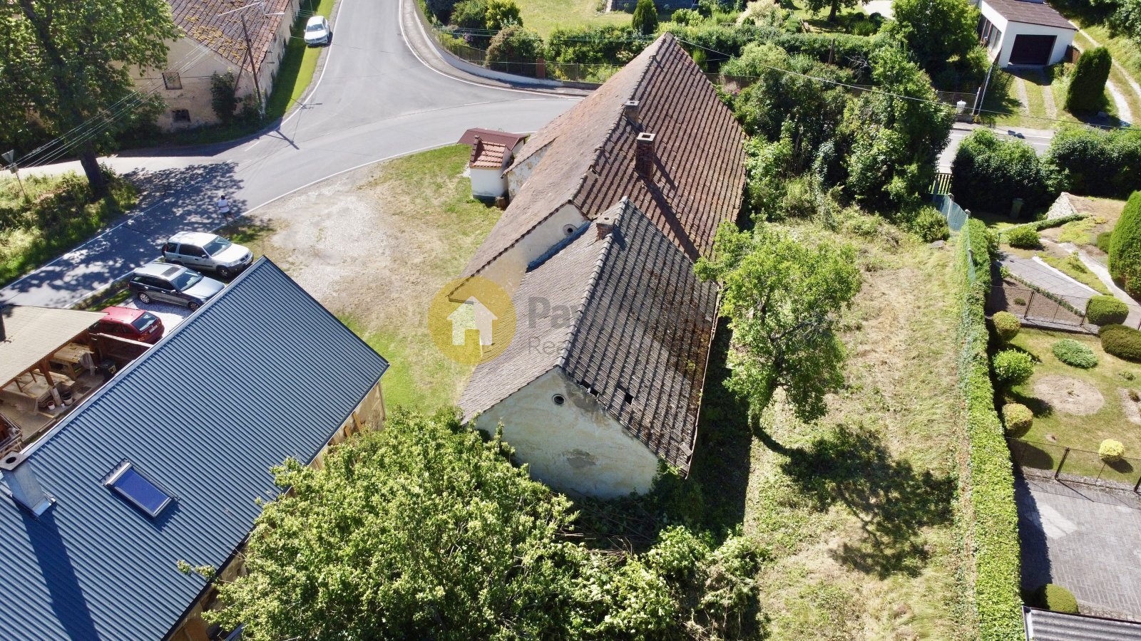 Pohled na dům, zahrada