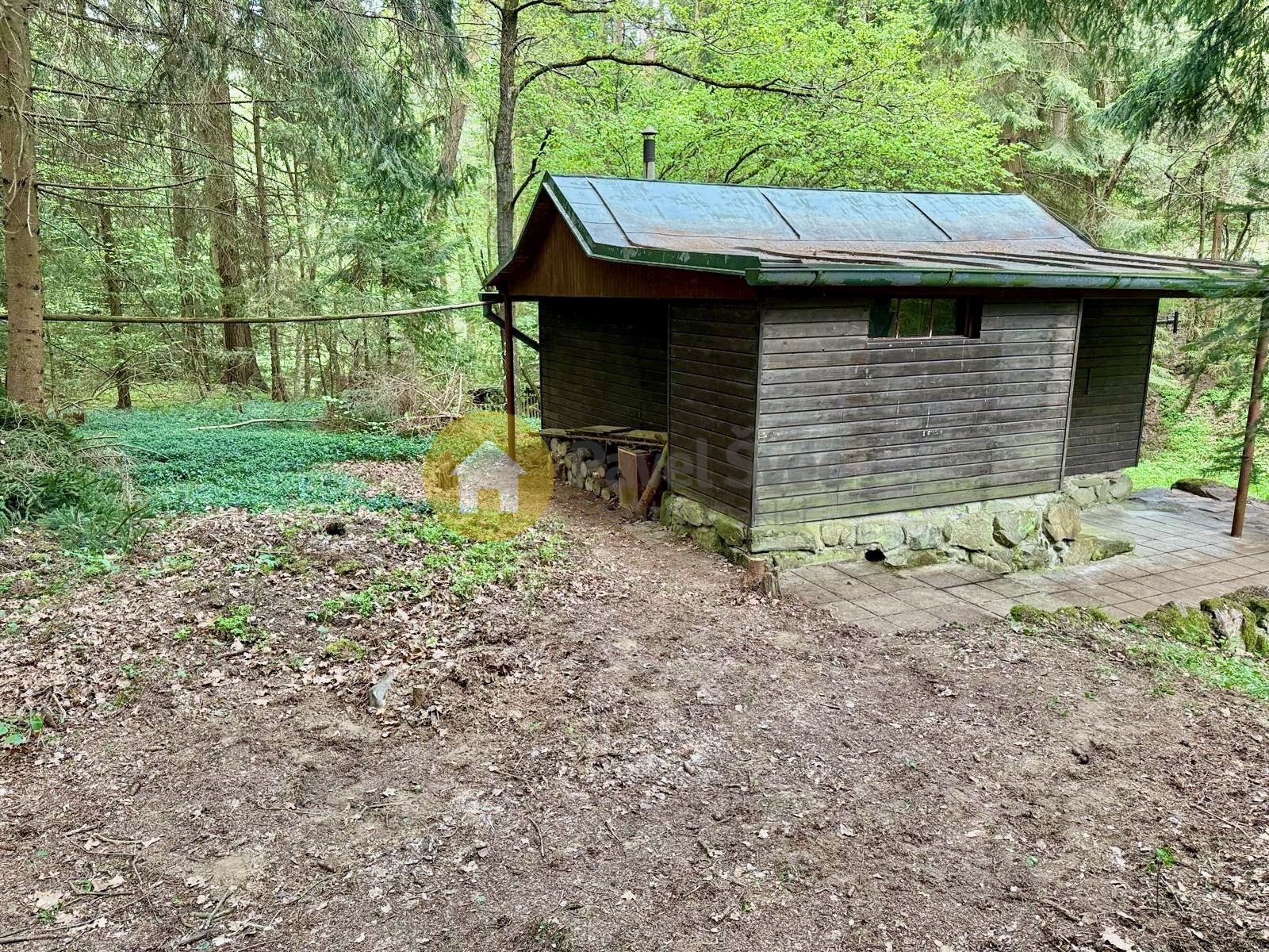 Pohled na chatu a okolí