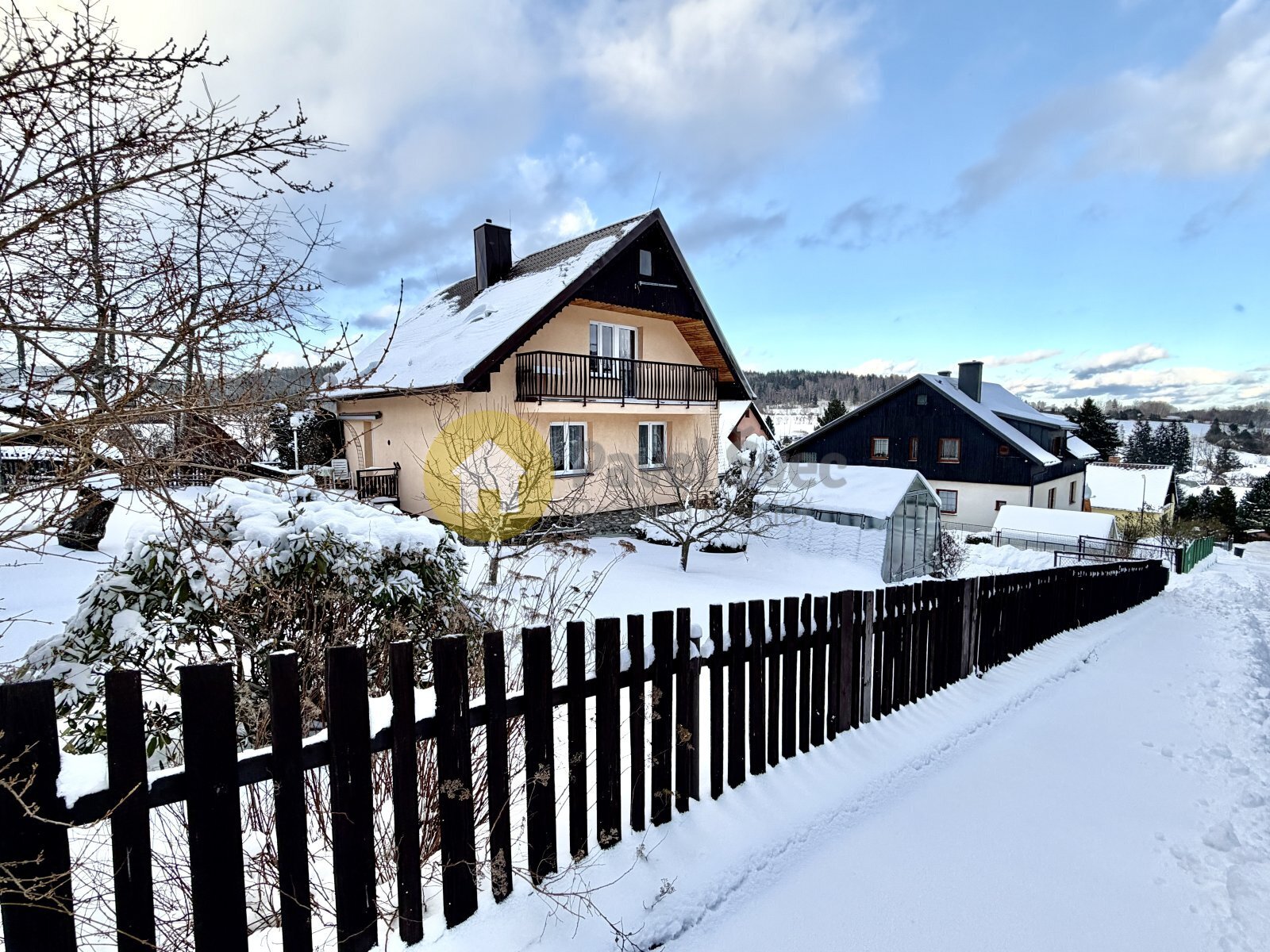 Pohled na dům v zimě