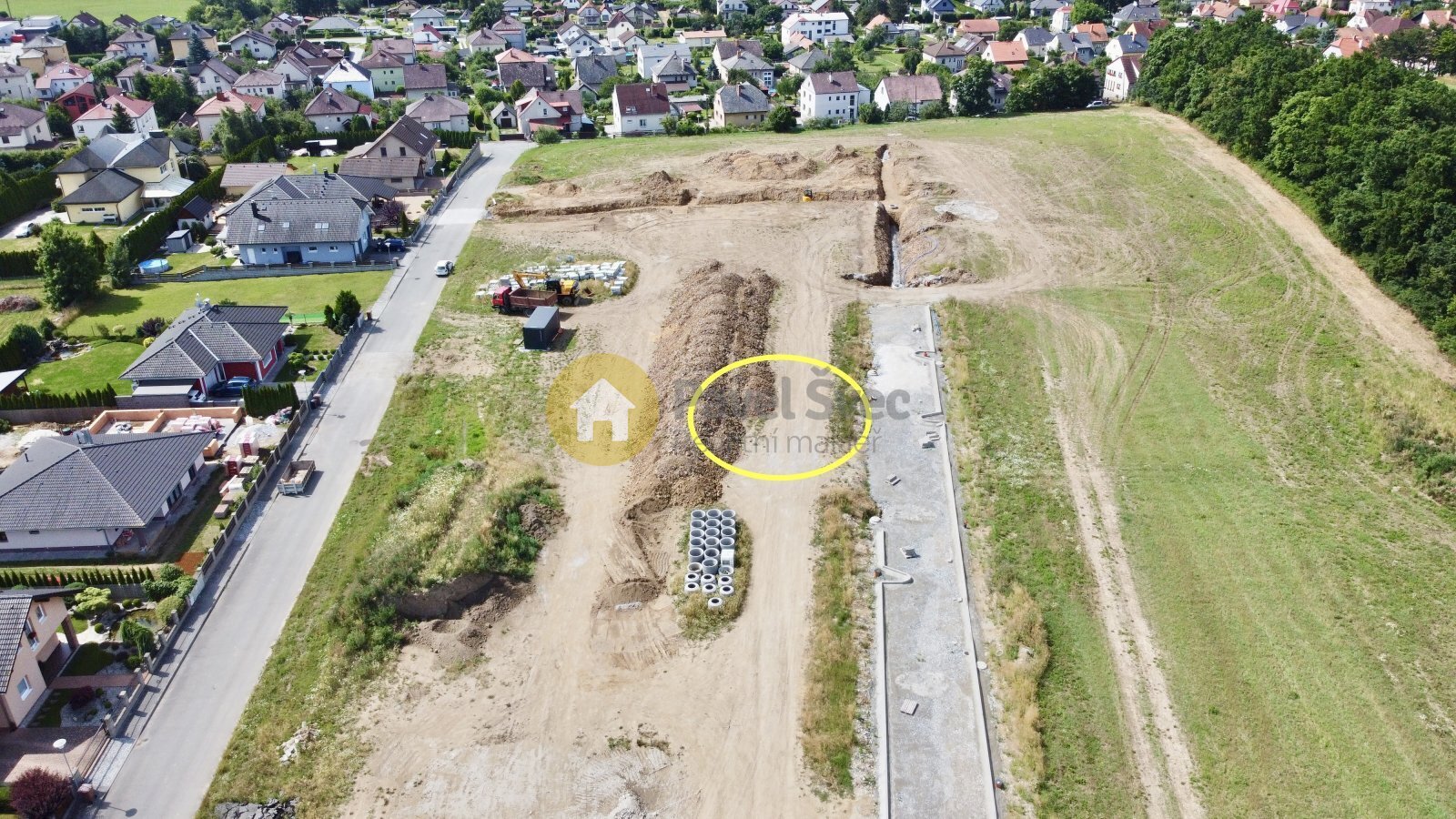 Pohled na lokalitu s pozemkem - jižní pohled