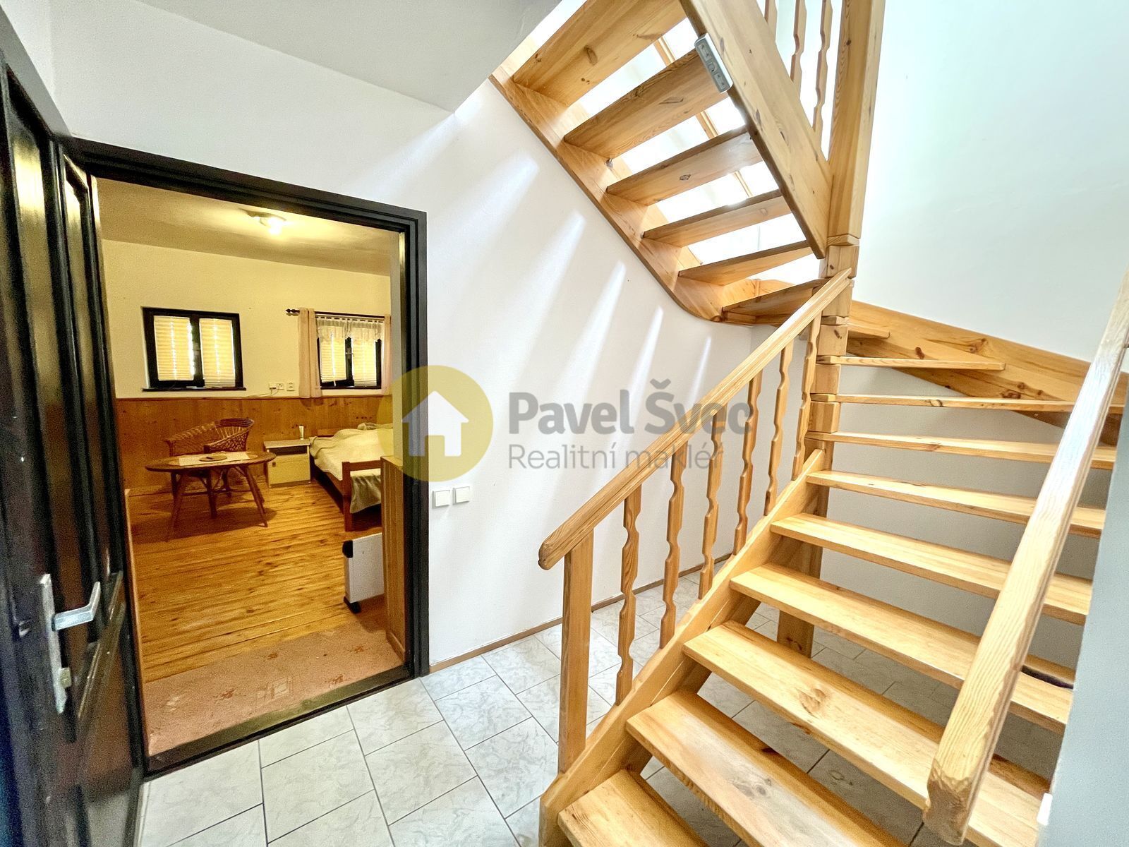 Chodba domu, schodiště do podkroví