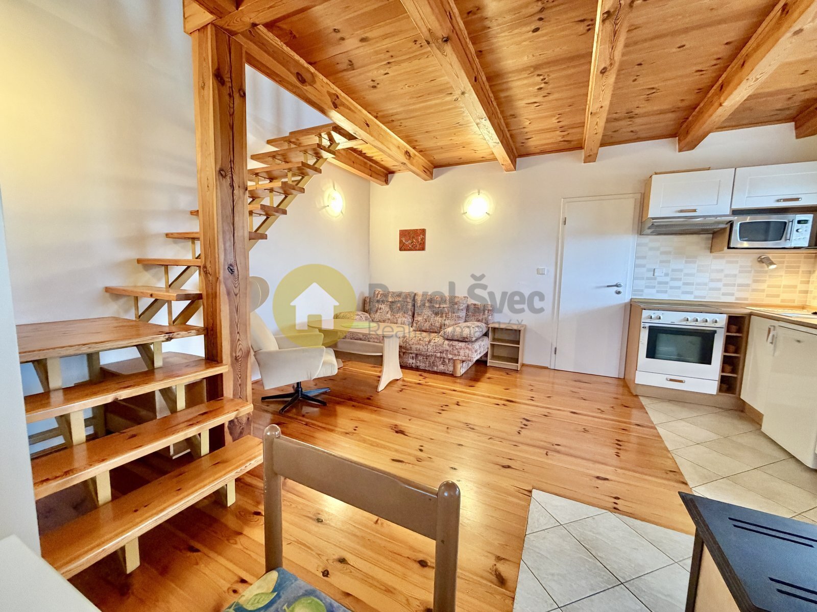 Obytná místnost v přízemí - schodiště do podkroví