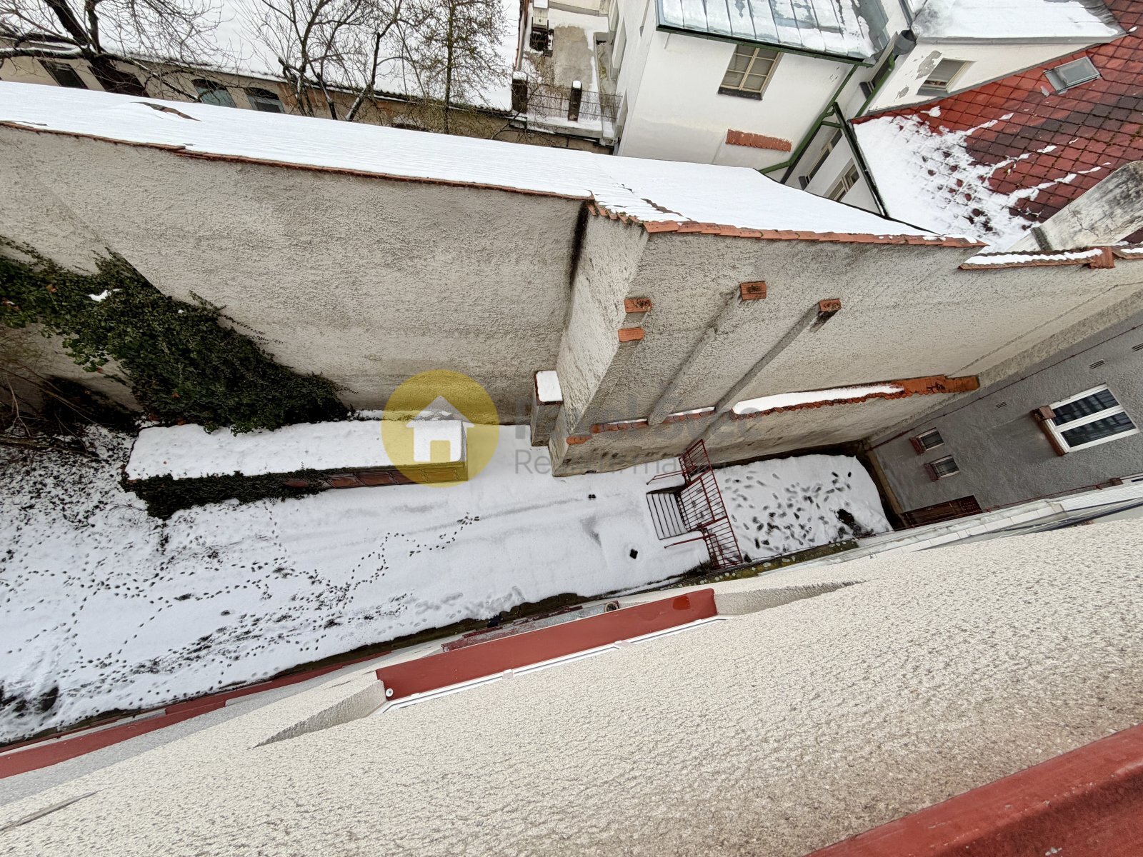 Uzavřený dvůr k domu